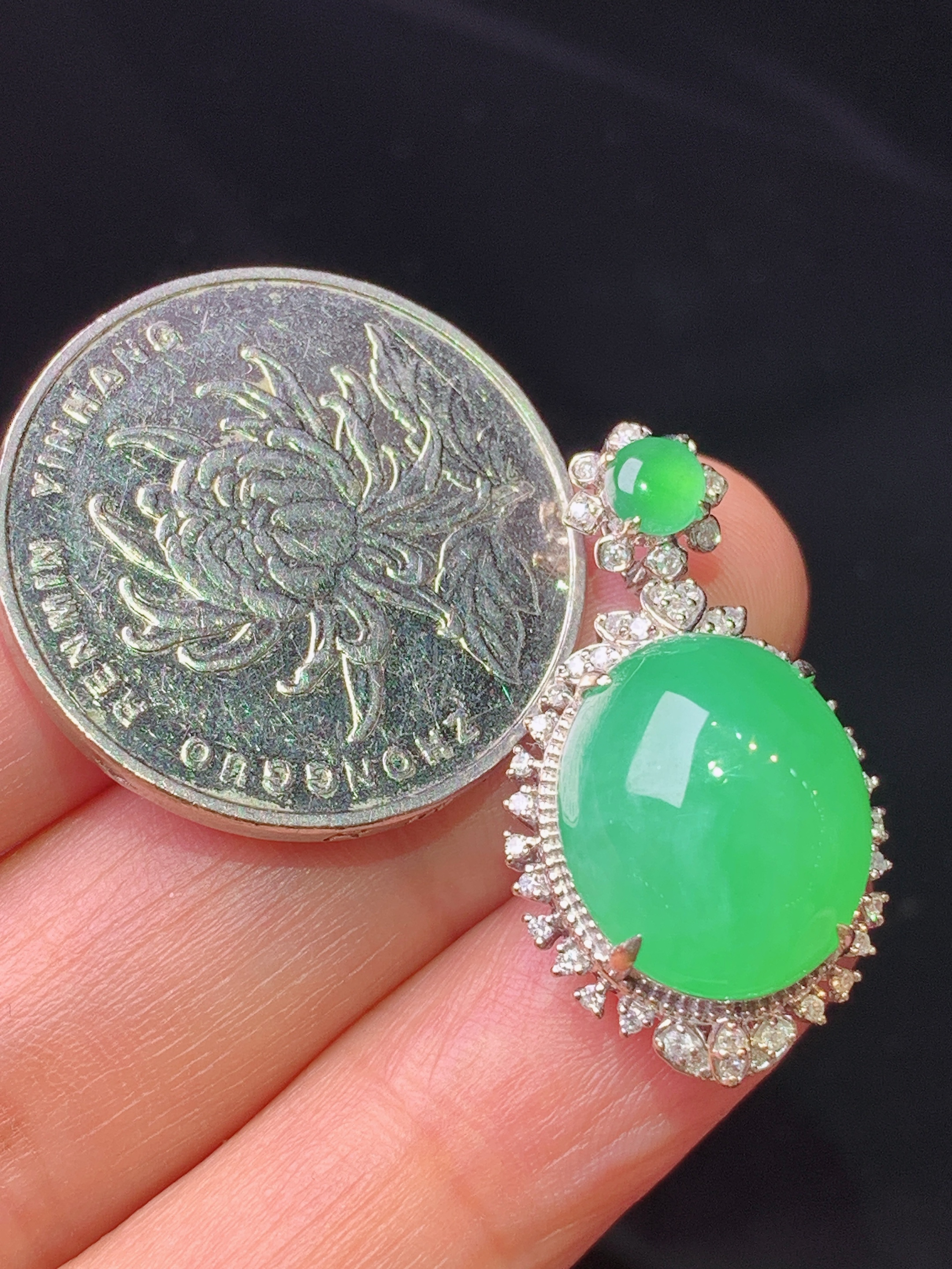 18k金钻镶嵌翠绿蛋面吊坠 玉质细腻 色泽艳丽清新 水润亮眼 整体尺寸28*15.8*11.3