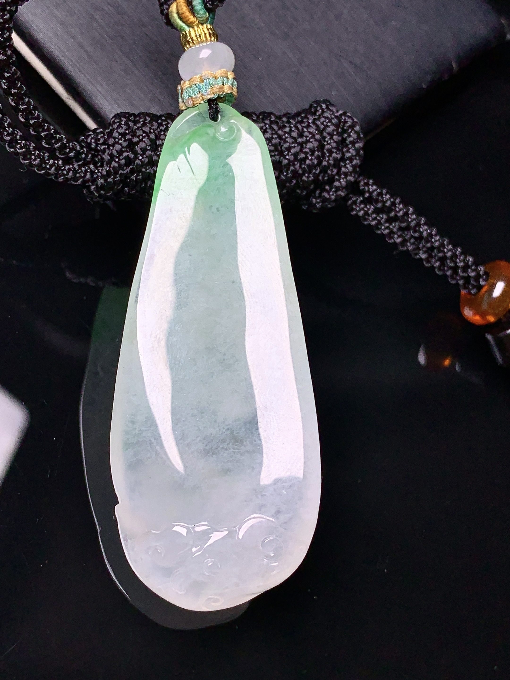 飘绿莲蓬无相观音吊坠 玉质细腻 色泽艳丽清新 水润亮眼 整体尺寸53*21*9.8