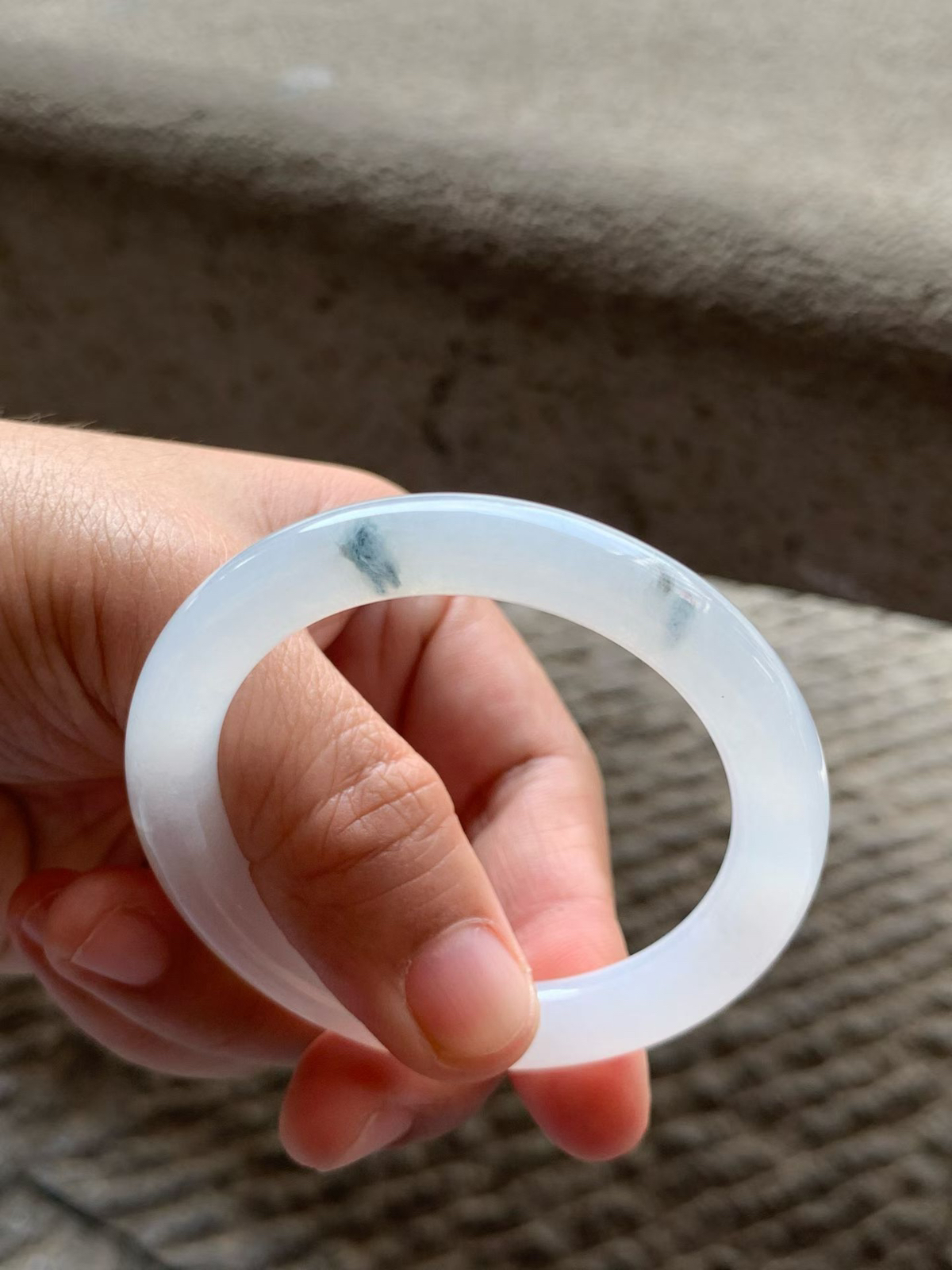 飘花圆条手镯
尺寸50*9*8.8 底子洁白通透，质地细腻，胶润水足，几抹花色灵动，整体清新素雅，轻微细纹！