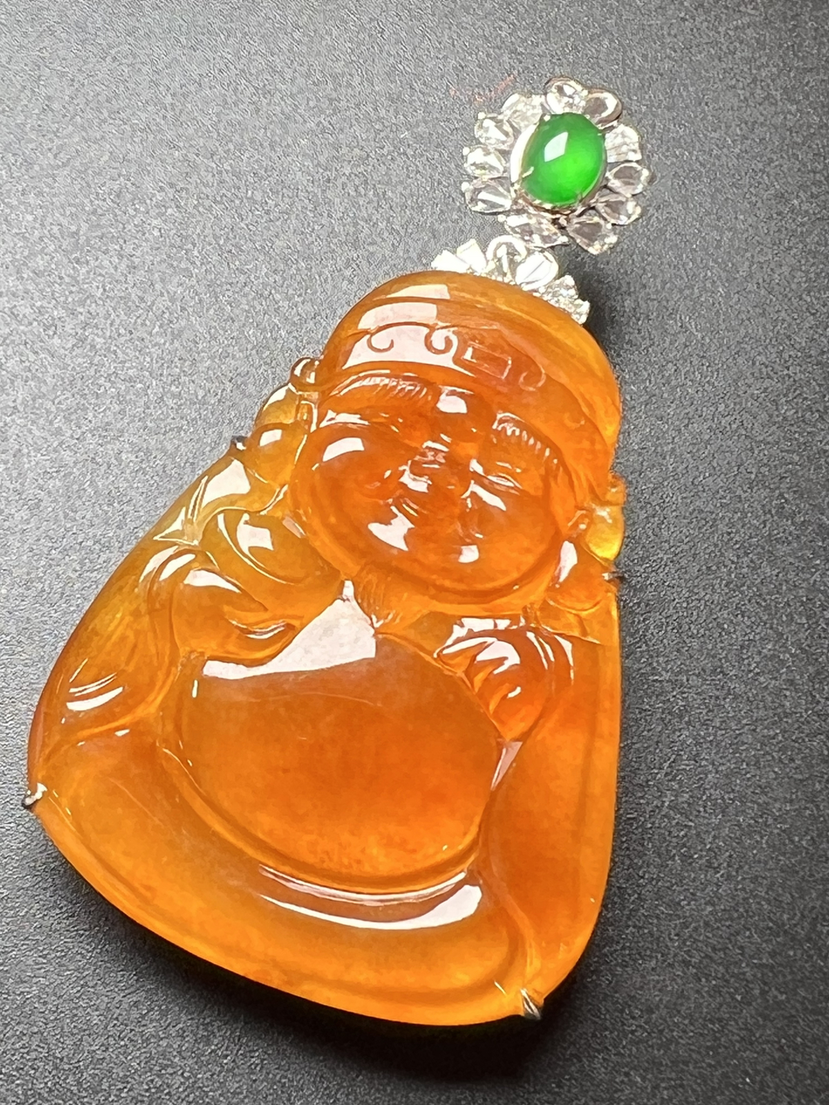 天然黄黄财神白底，质量杠杠滴。整体尺寸59*34.5*11.3。裸石尺寸44.2*34.5*4.2