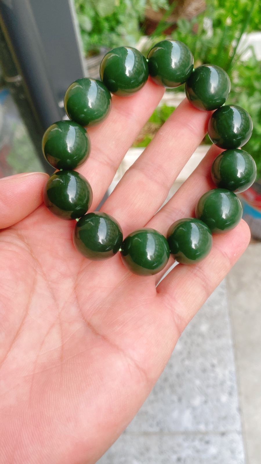 收藏品和田玉冰底菠菜绿俄罗斯碧手串。单颗尺寸18重110.2克 无界无杂玉质细腻油润底色纯净脂粉好品质好