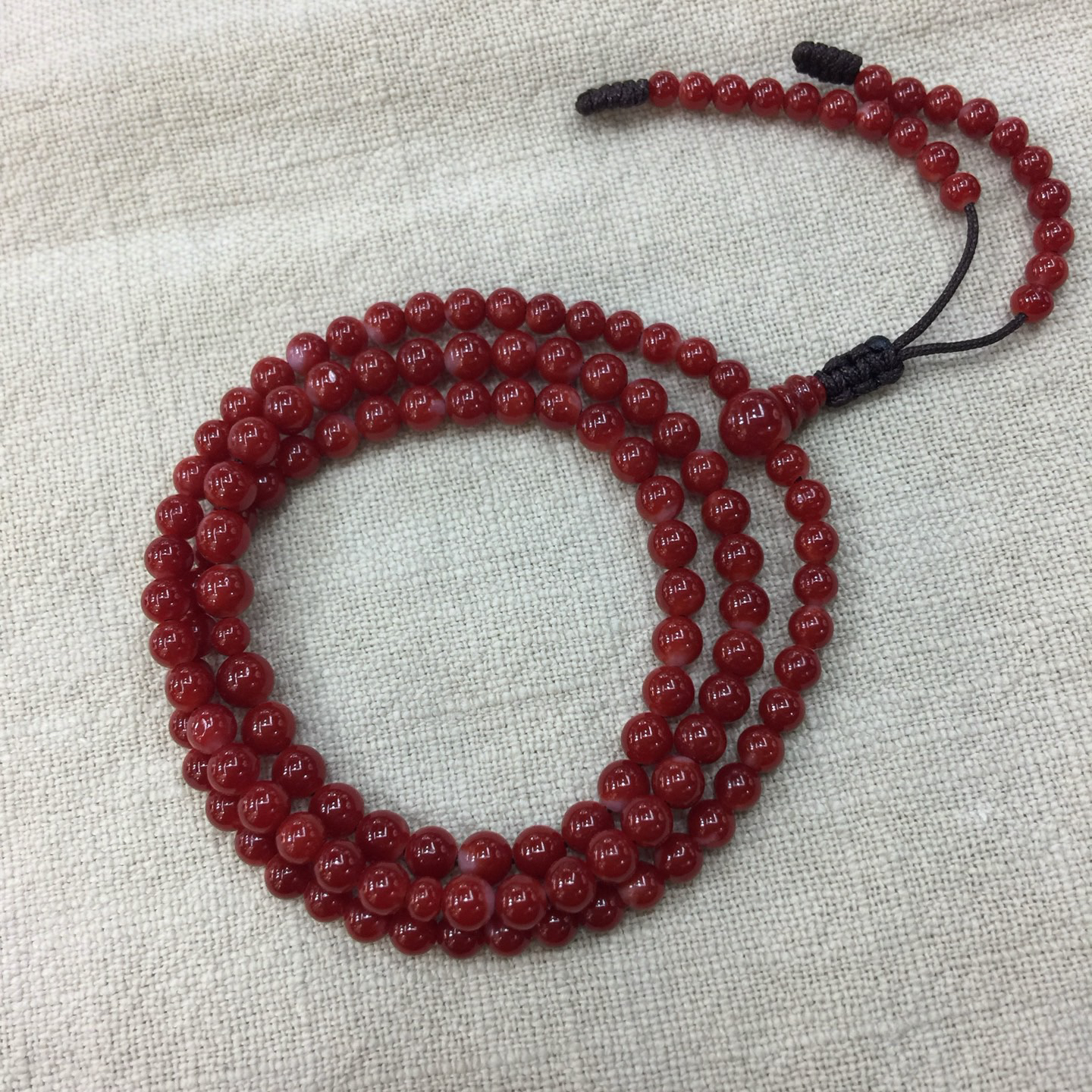【阿卡赤血牛血红珊瑚108小5mm圆珠手链款】难得高瓷度，整条少白芯的阿卡圆珠。整条赤血牛血红颜色，珠子直径5-4mm，每颗珠子均为天然的珊瑚，珊瑚自古就为佛教珍宝，深海千年有机宝石！收藏价值高、可传承！总重13.43克！追求品质者的福音！实物漂亮！
