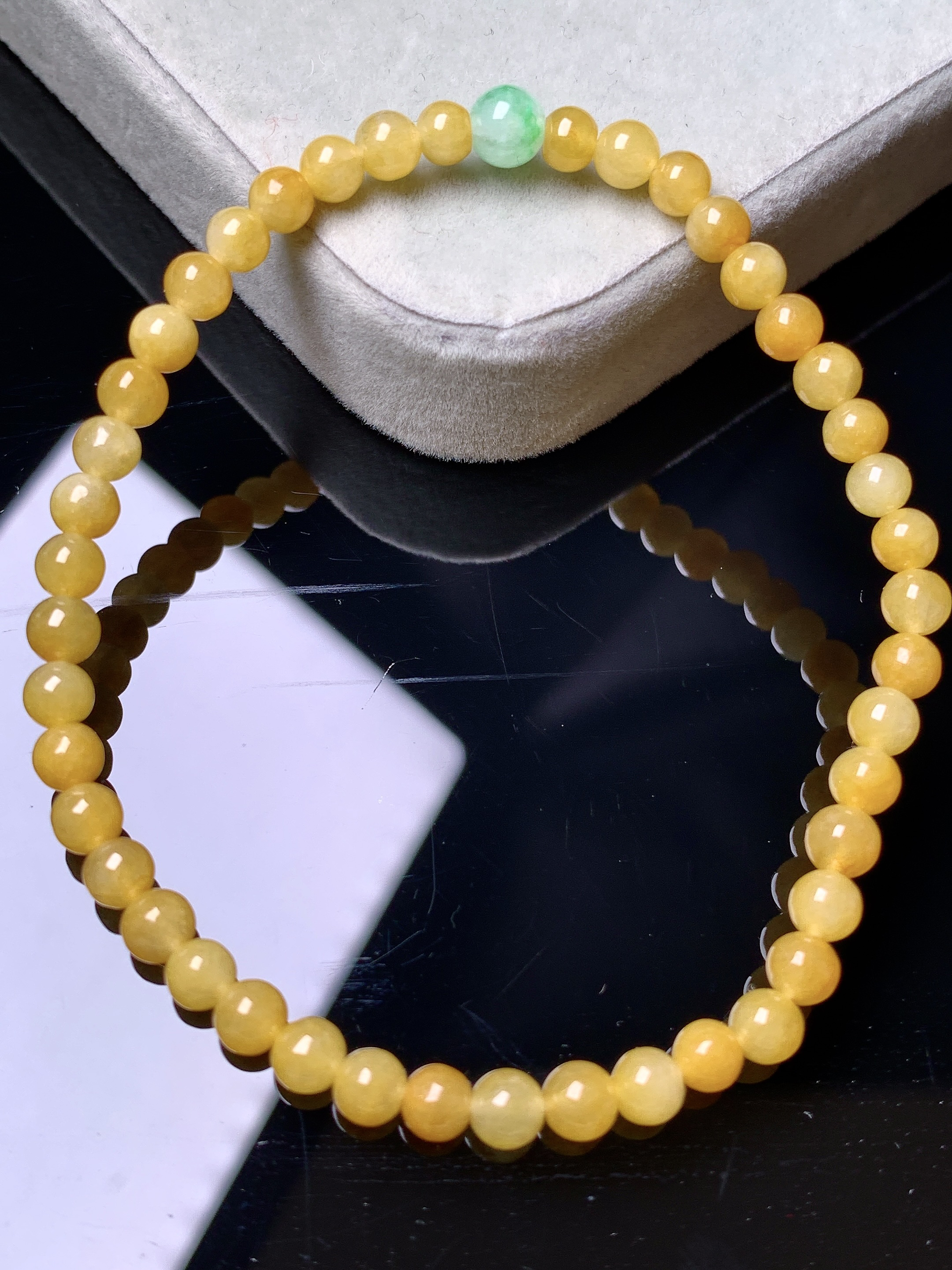 黄翡圆珠手链 玉质细腻 色泽艳丽清新 水润亮眼 整体尺寸4.3