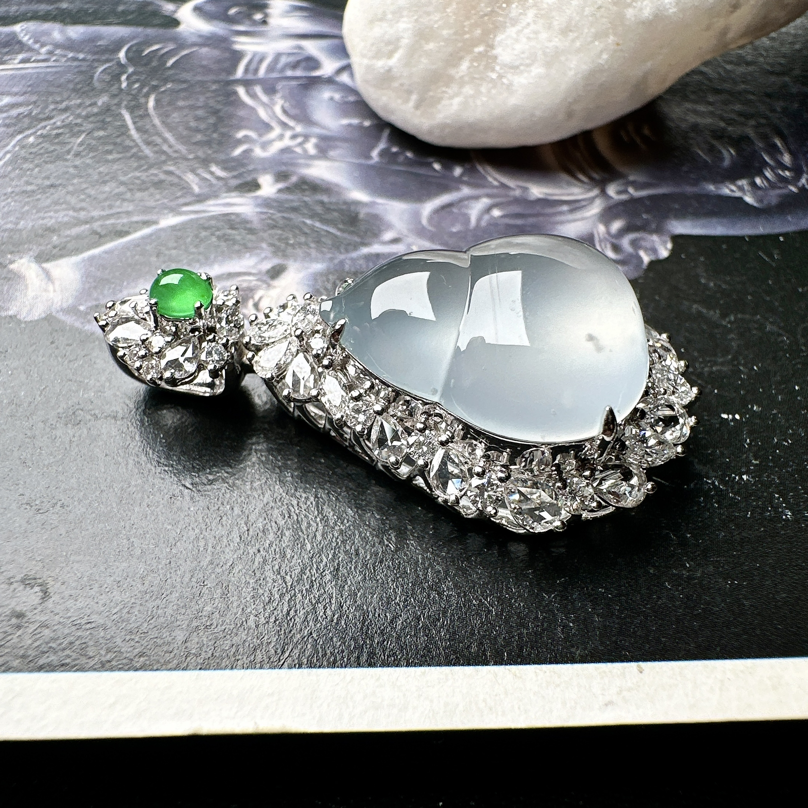 【冰种葫芦吊坠】质地细腻清爽，荧光感强烈，起刚光强烈，18K金钻镶嵌，裸石尺寸17.6*14.4*6.1毫米