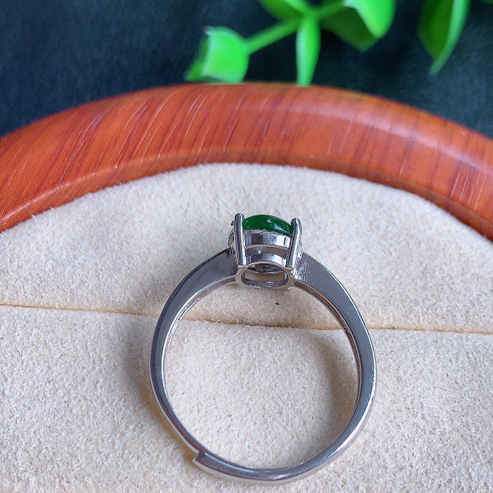 冰润满绿精美环形翡翠戒指  玉质细腻  冰清玉润  飘花灵动  颜色漂亮  W481.7 内径尺寸：18mm  裸石尺寸：9-7mm