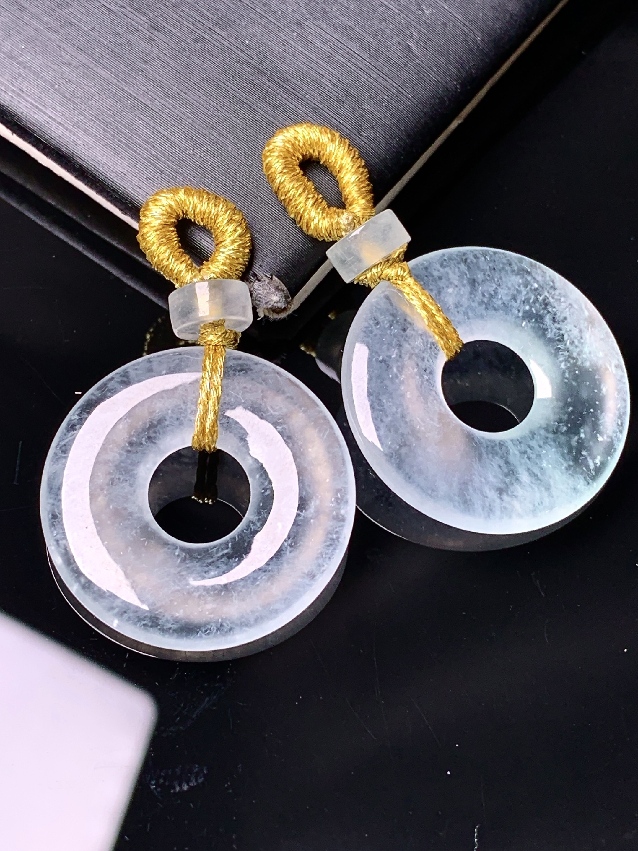 冰种平安扣一对 玉质细腻 色泽艳丽清新 水润亮眼 整体尺寸21.5*2.6