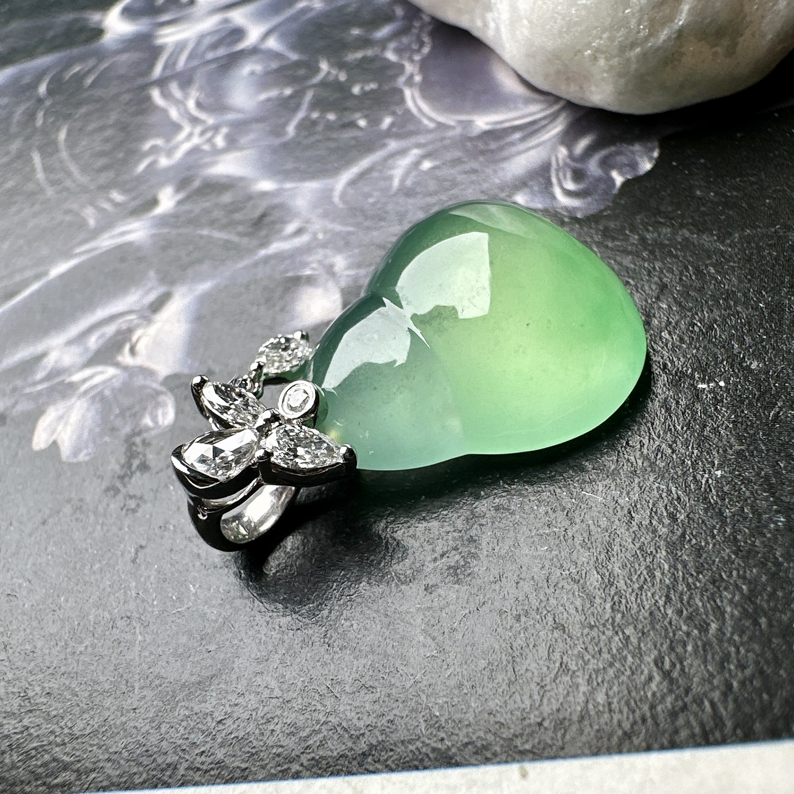 【玻璃种绿葫芦吊坠】质地细腻清爽，荧光感强烈，起刚光强烈，18K金钻镶嵌，裸石尺寸15*18.2*7.1毫米