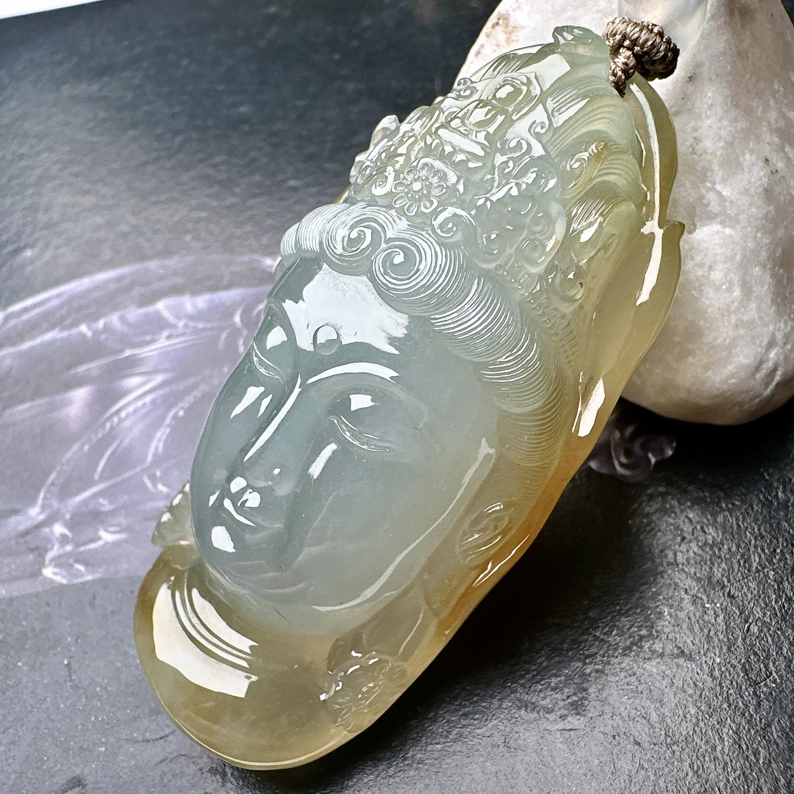 【冰黄立体观音佛头】种水很不错，冰感明显，俏色漂亮，面部纯净，大件厚装，可以收藏的品质。