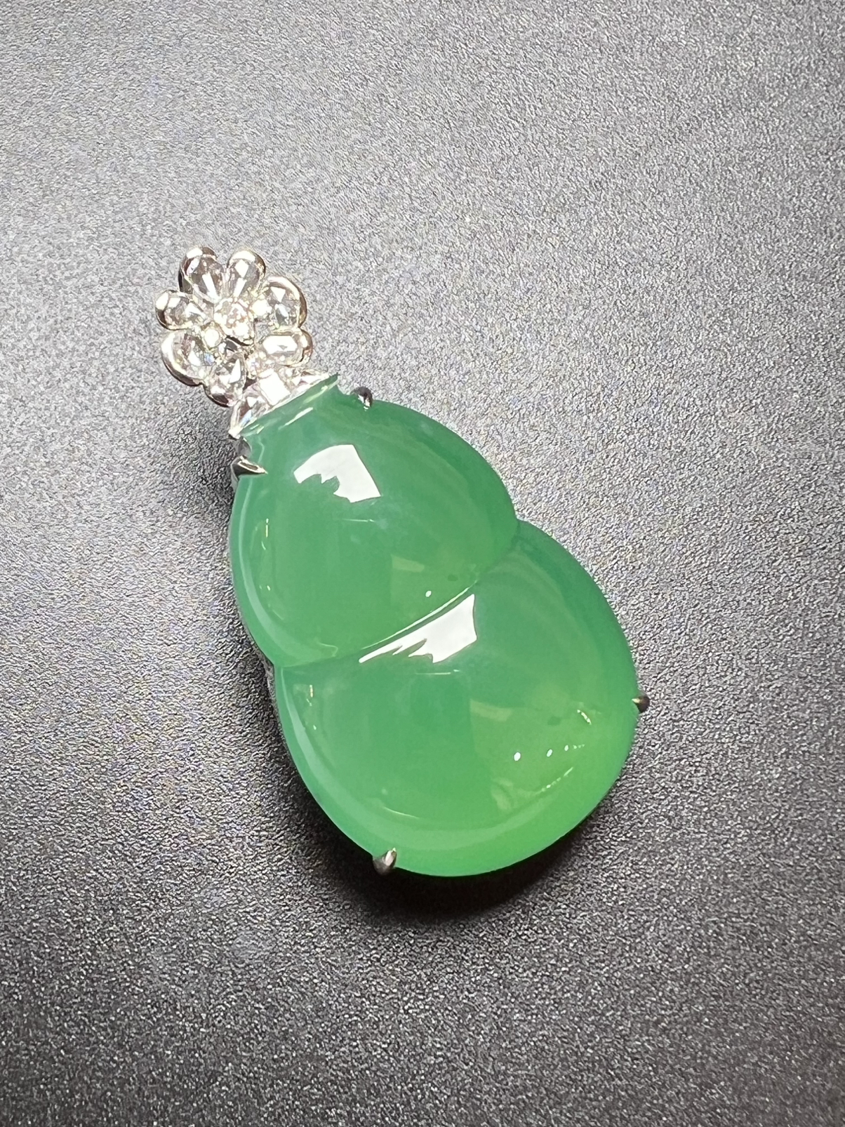 满色葫芦料子细，饱满大个，质量杠杠滴，整体尺寸38.3*19.5*12.9 裸石尺寸28.5*19.5*8.2