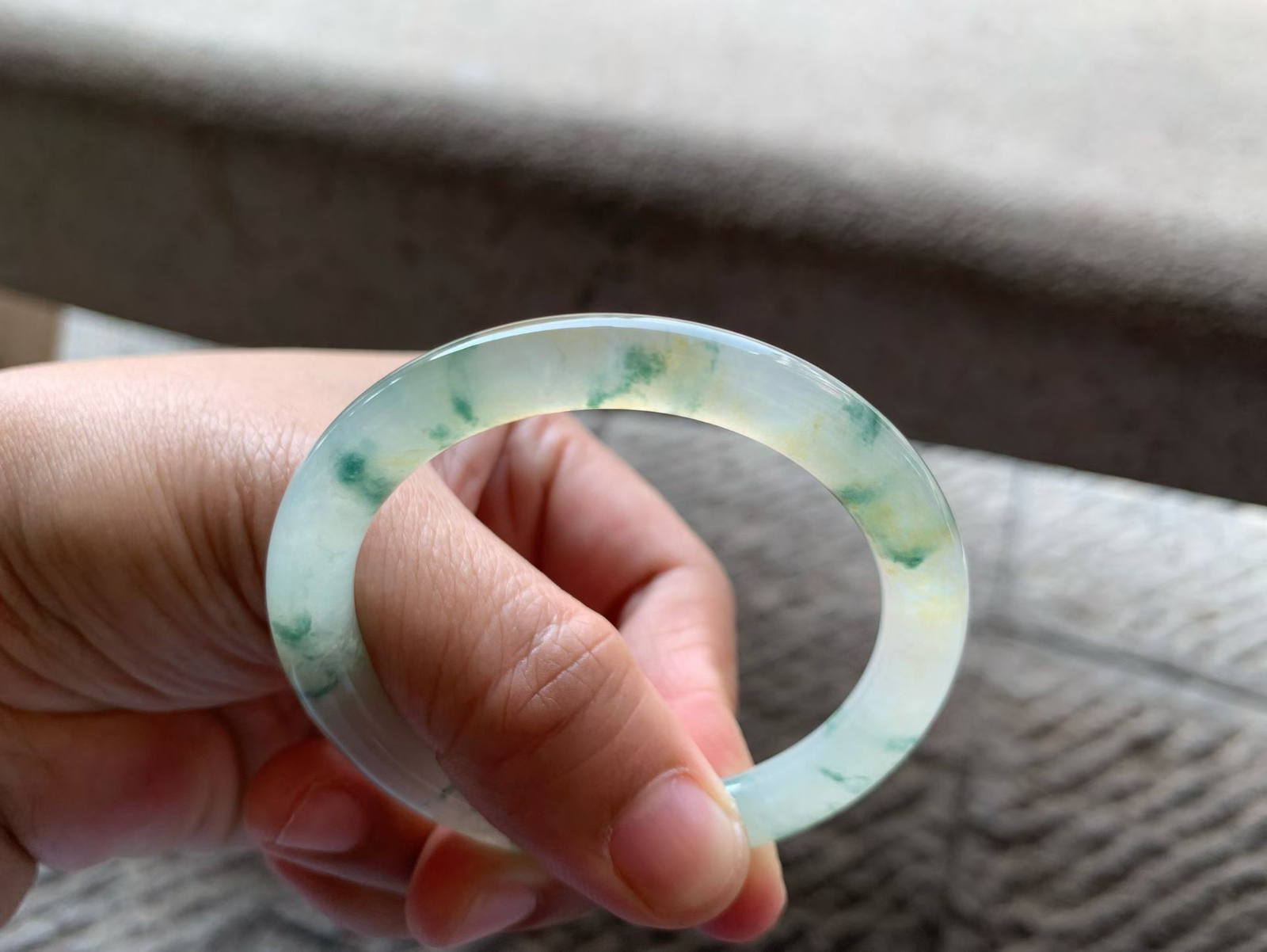 冰黄翡飘花圆条手镯
尺寸50*7*7.8 整体通体冰透，底子纯净细腻，水足充盈，胶润无比，花色灵气，清新雅致！