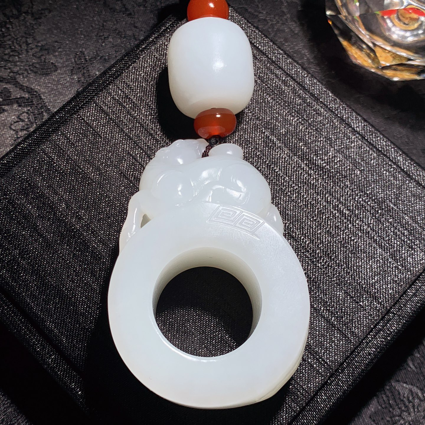 新疆和田玉羊脂白马到成功扳指把件 内径23尺寸61/41/20重101.8克 玉质细腻油润 底色纯净