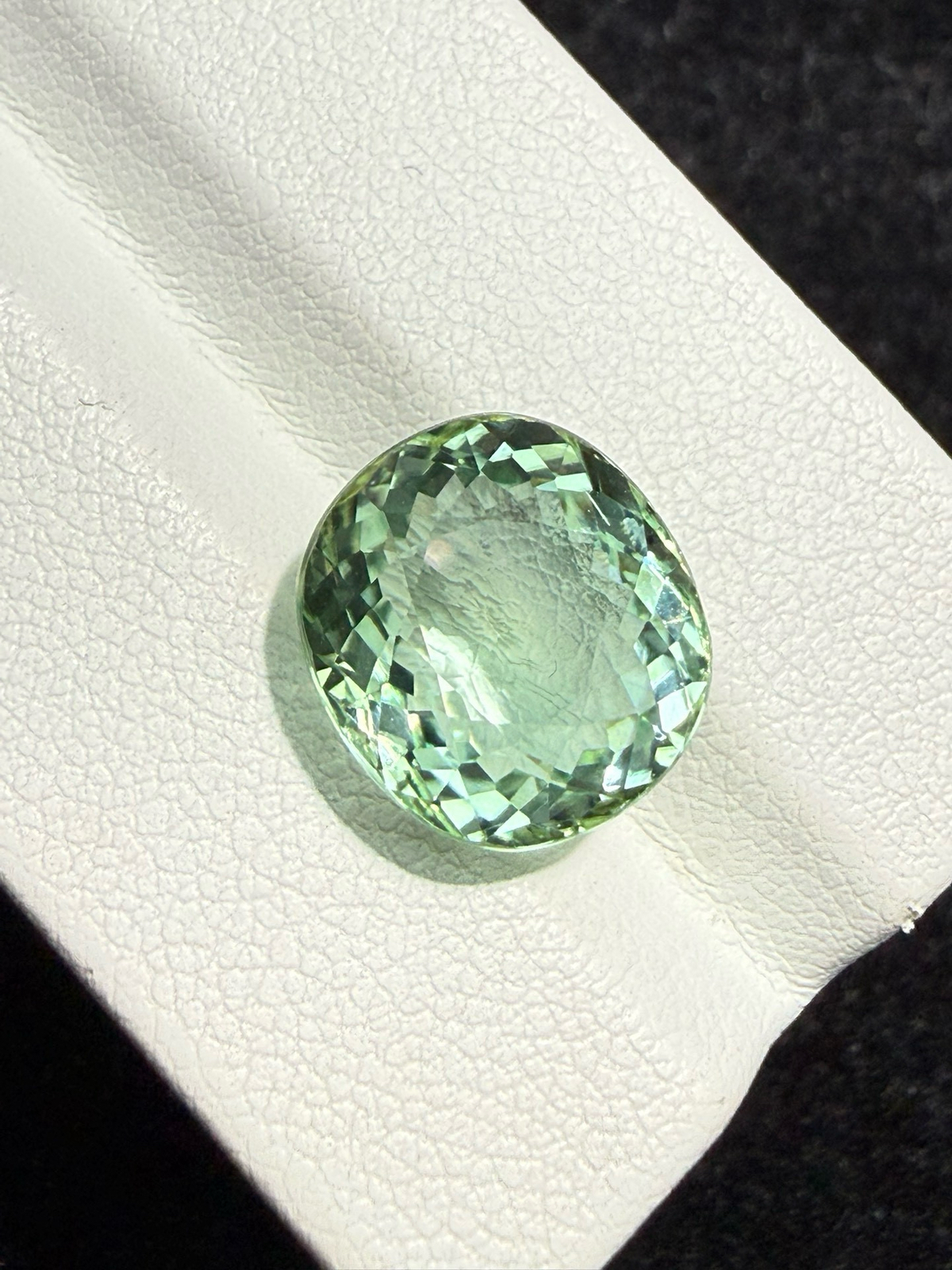 8.225ct天然绿碧玺裸石，尺寸12.4*11.3*7.5 毫米，晶体通透，颜色美艳