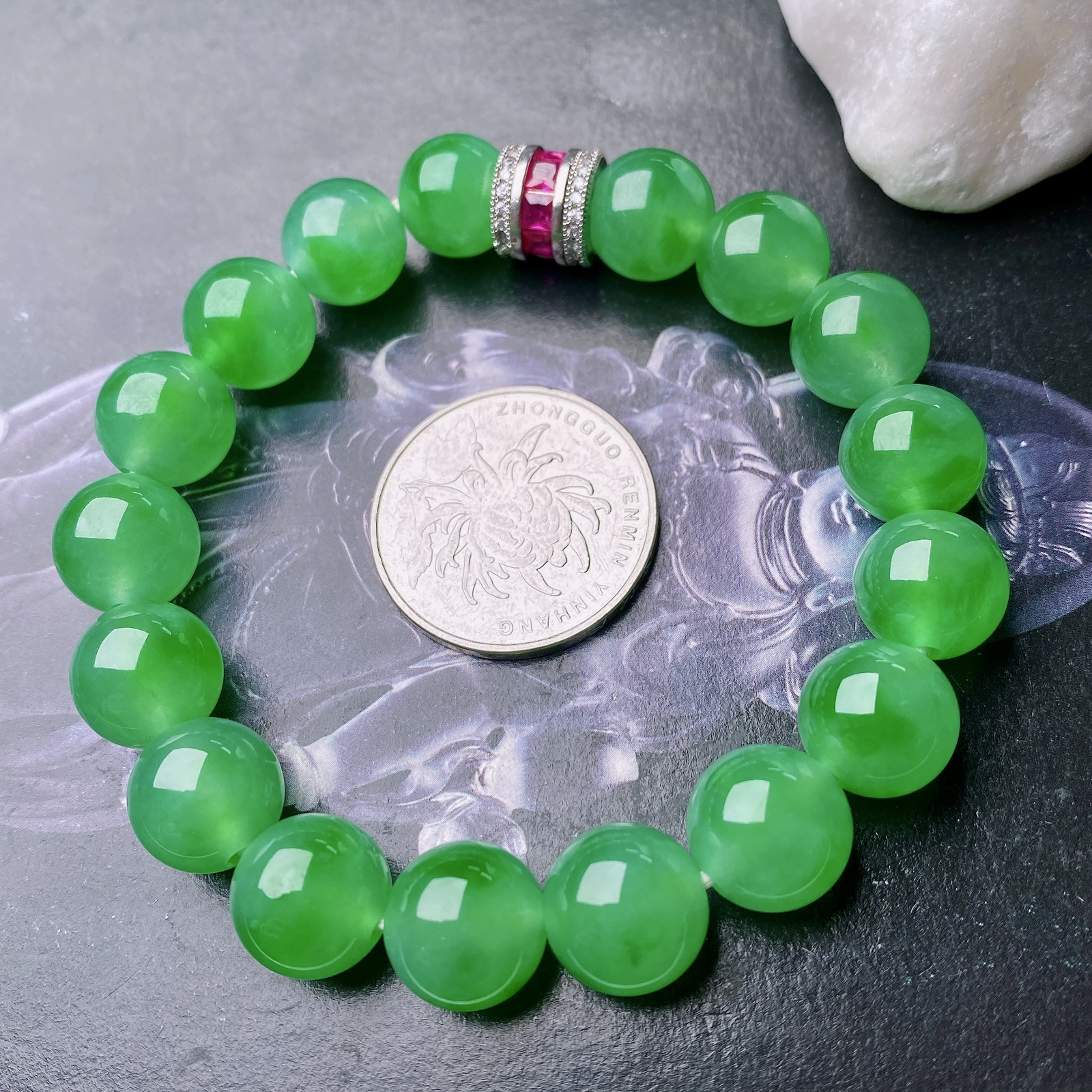 【冰种满绿圆珠手串】冰感十足，通透闪亮，颜色很艳丽，收藏品质，推荐入手。直径11.2-12之间