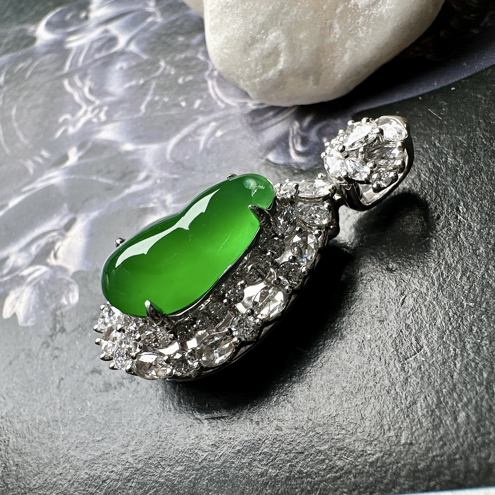 【冰种满绿葫芦吊坠】质地细腻，冰润起光，胶感强烈，冰感明显，18K金钻精美镶嵌，裸石尺寸14*8*3.8毫米