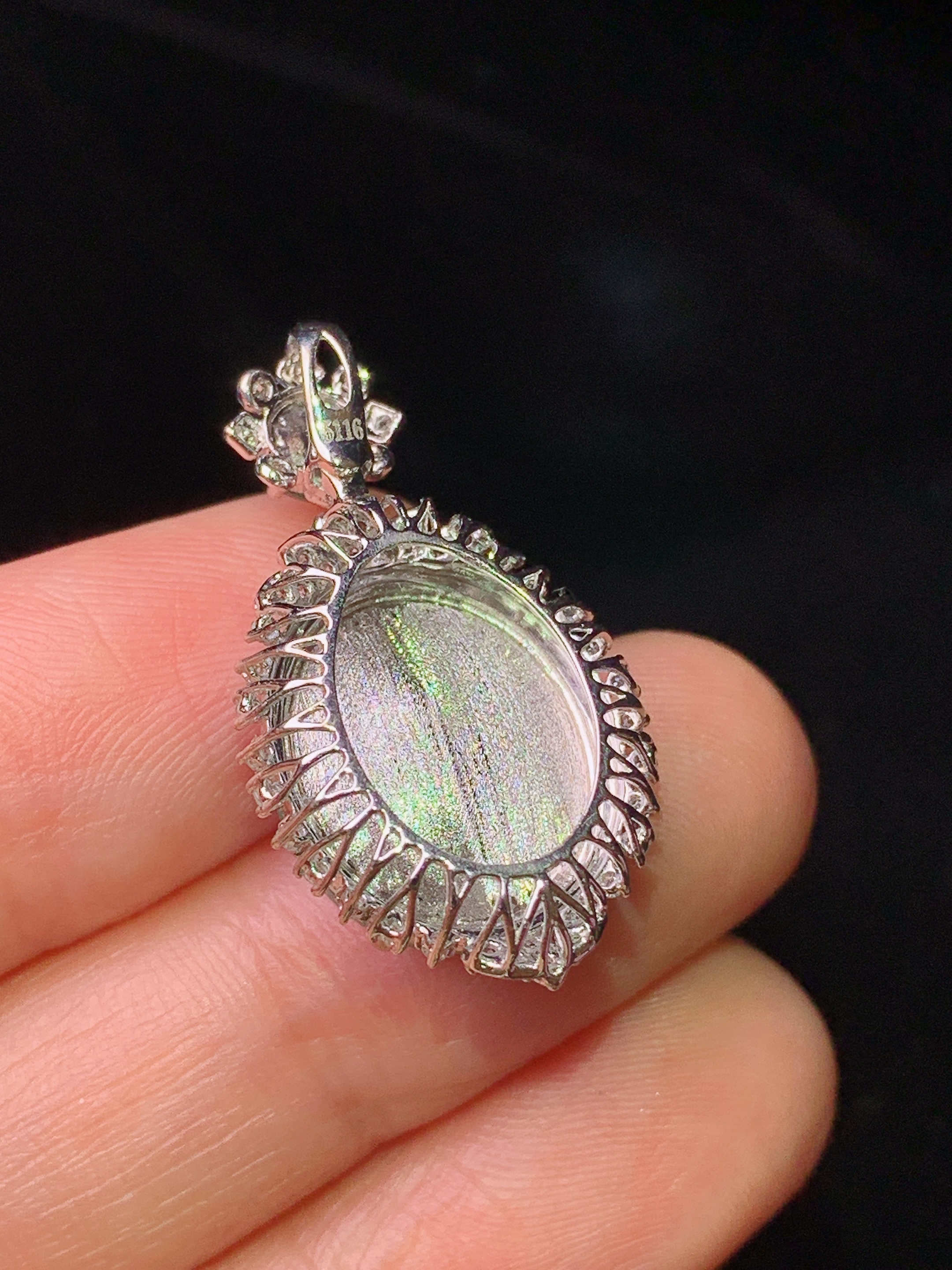 18k金钻镶嵌翠绿蛋面吊坠 玉质细腻 色泽艳丽清新 水润亮眼 整体尺寸28*15.8*11.3