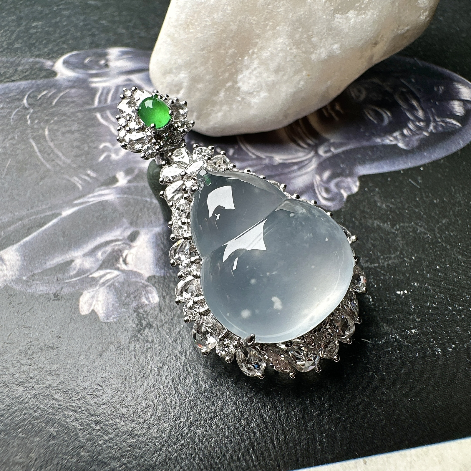 【冰种葫芦吊坠】质地细腻清爽，荧光感强烈，起刚光强烈，18K金钻镶嵌，裸石尺寸17.6*14.4*6.1毫米