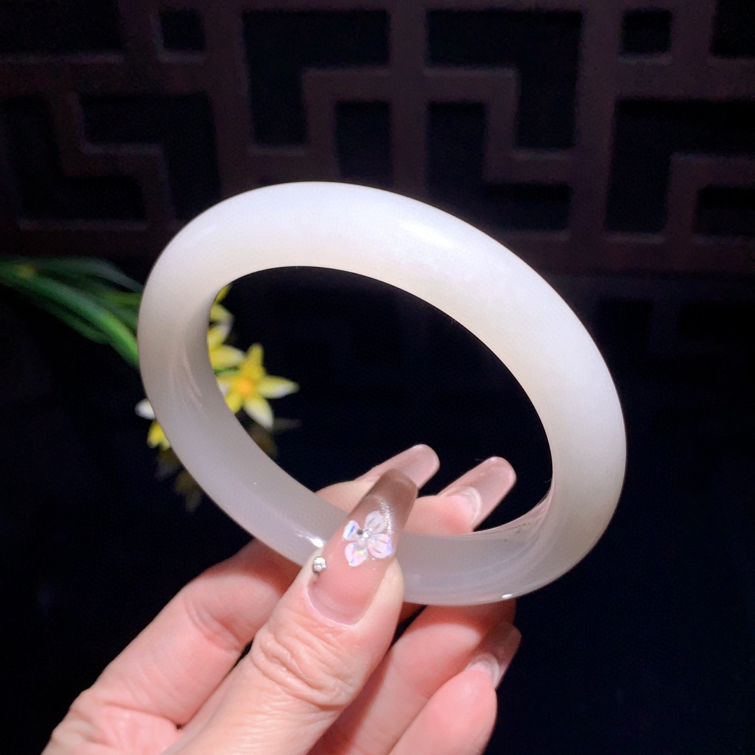 收藏款，和田玉62圈口羊脂白手镯！玉质细腻油润 底色纯净 无裂无杂 脂粉好，品质好！