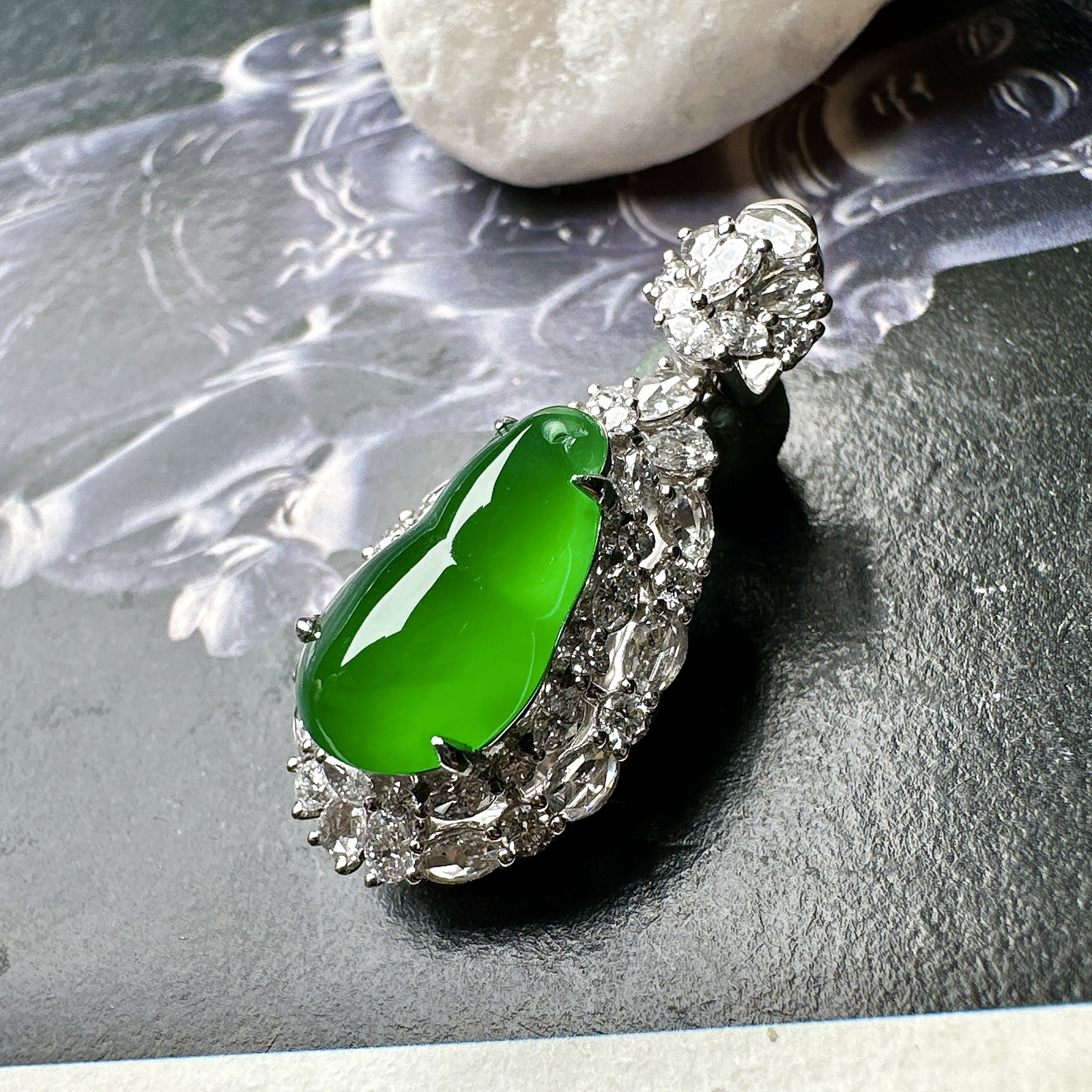 【冰种满绿葫芦吊坠】质地细腻，冰润起光，胶感强烈，冰感明显，18K金钻精美镶嵌，裸石尺寸14*8*3.8毫米