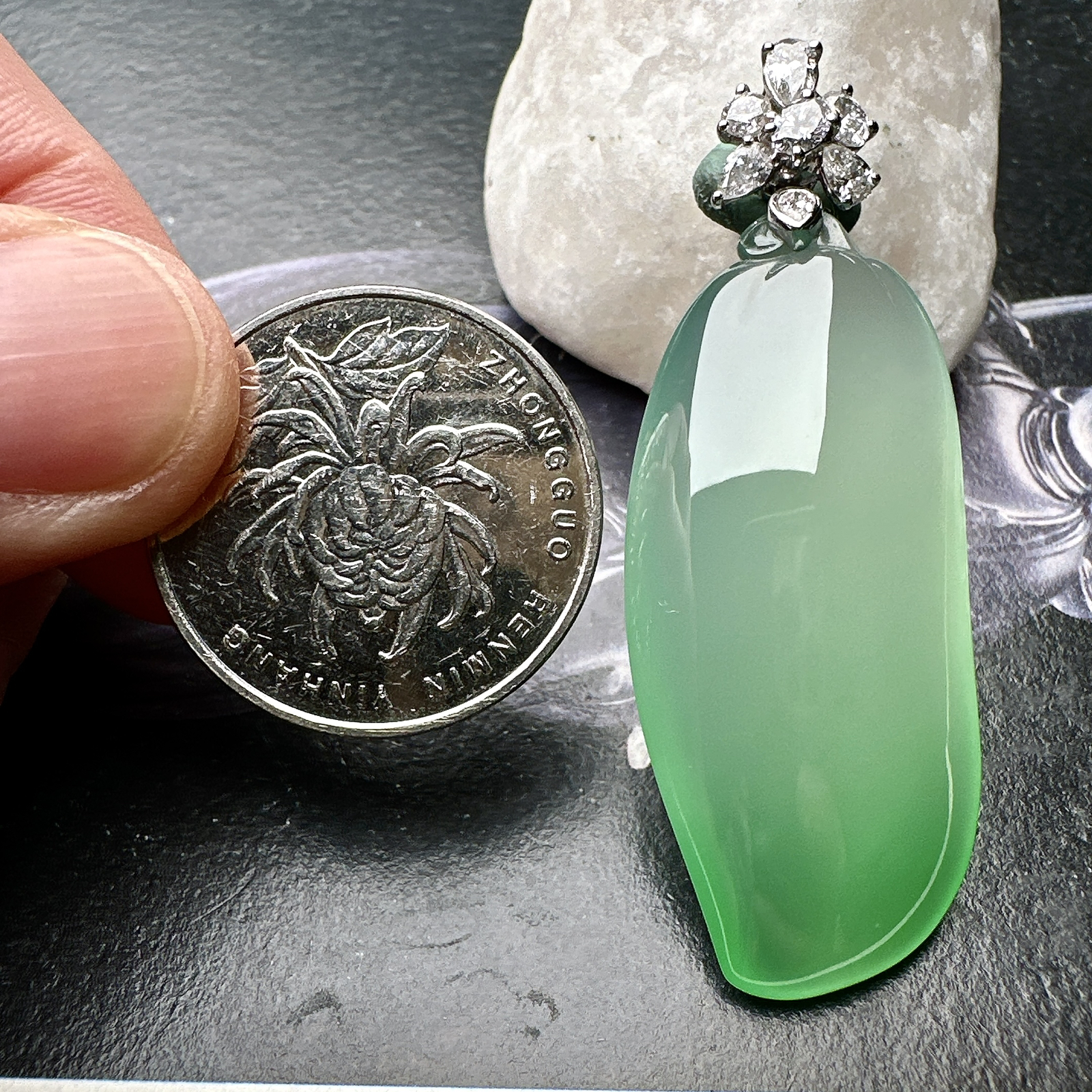 【冰种飘绿福瓜吊坠】种水上乘，晶莹剔透，纯净通透，18k金钻精美镶嵌，裸石尺寸42.8*18.7*9毫米