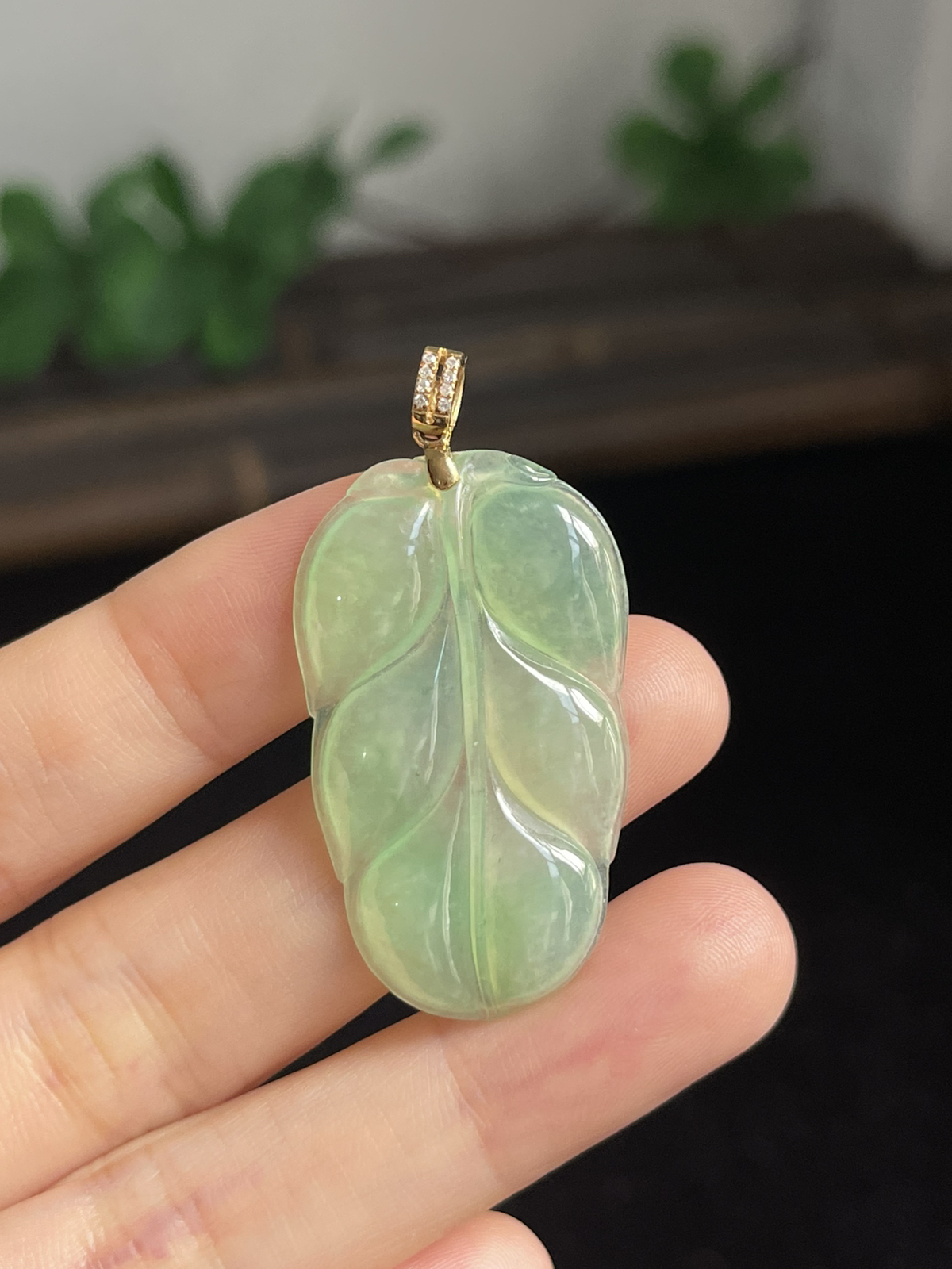 翡翠冰糯种绿色叶子，伴钻石