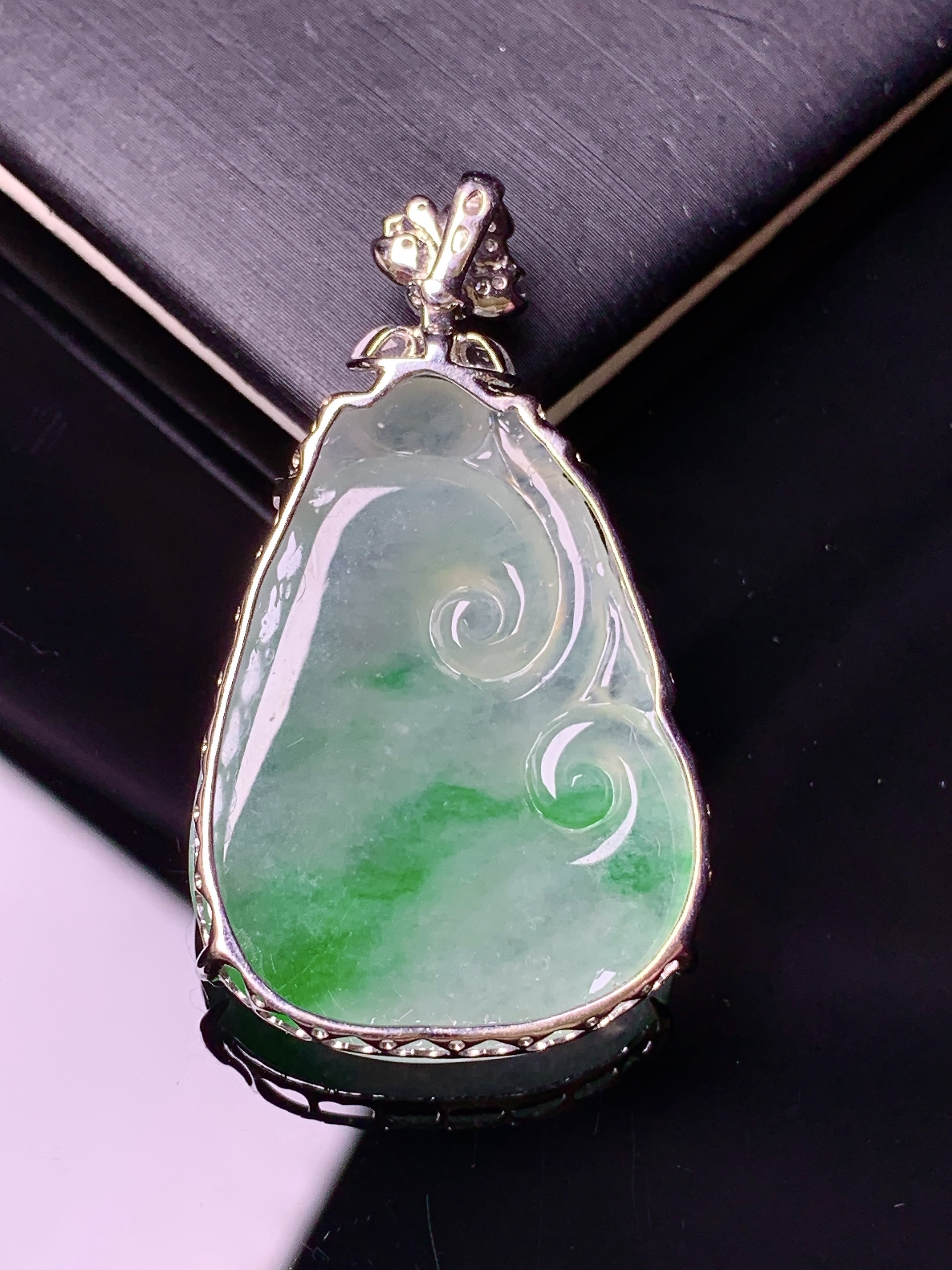 18k金钻镶嵌飘绿如意吊坠 玉质细腻 色泽艳丽清新 水润亮眼 整体尺寸40.8*22.5*6.5