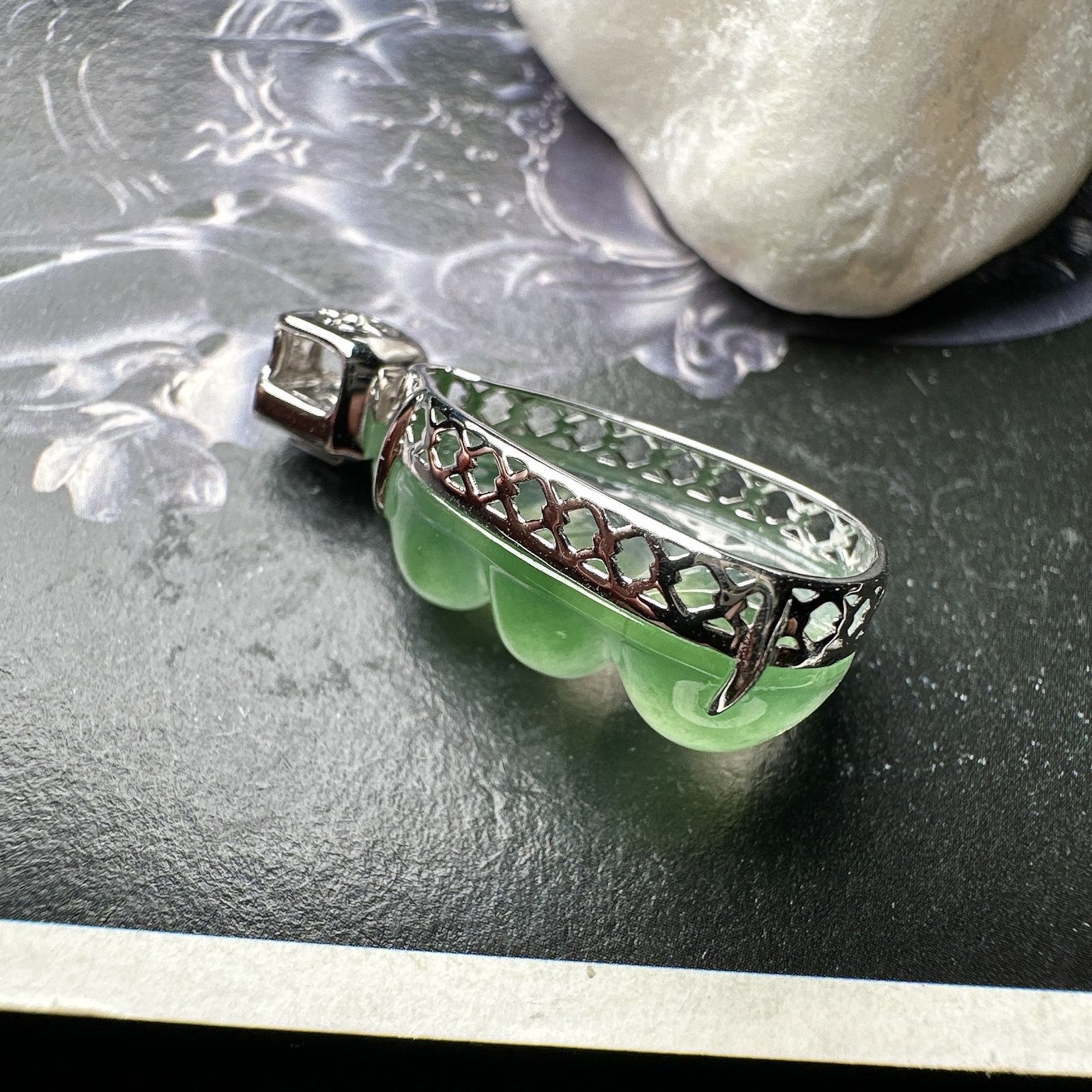 【冰种飘绿福豆吊坠】种地上乘，冰感十足，通透起光，饱满圆润，18k金钻镶嵌，裸石尺寸21.7*15.1*7.6毫米