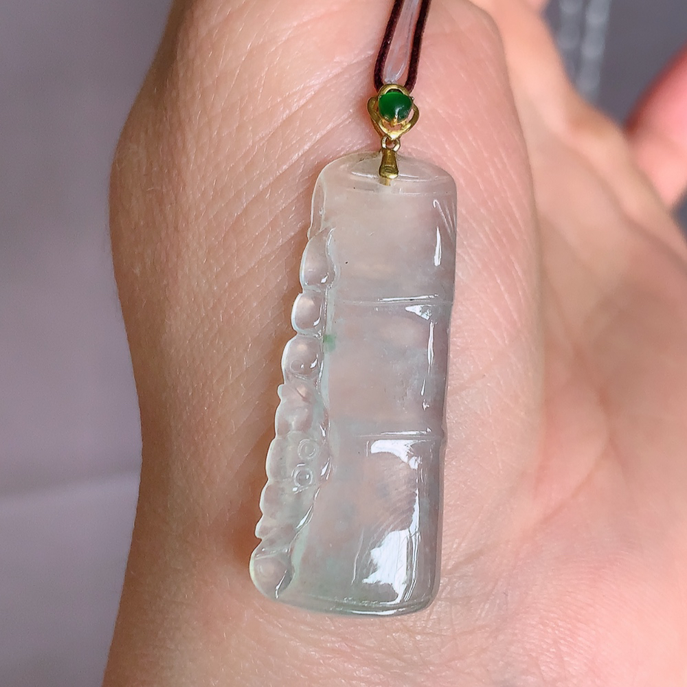 18k金扣高冰竹节翡翠吊坠，寓意“节节高升，官运亨通，前程似锦”竹节比喻美好品德，君子比德于玉，清秀高雅  W49.7  尺寸：37-15.2-3.8mm