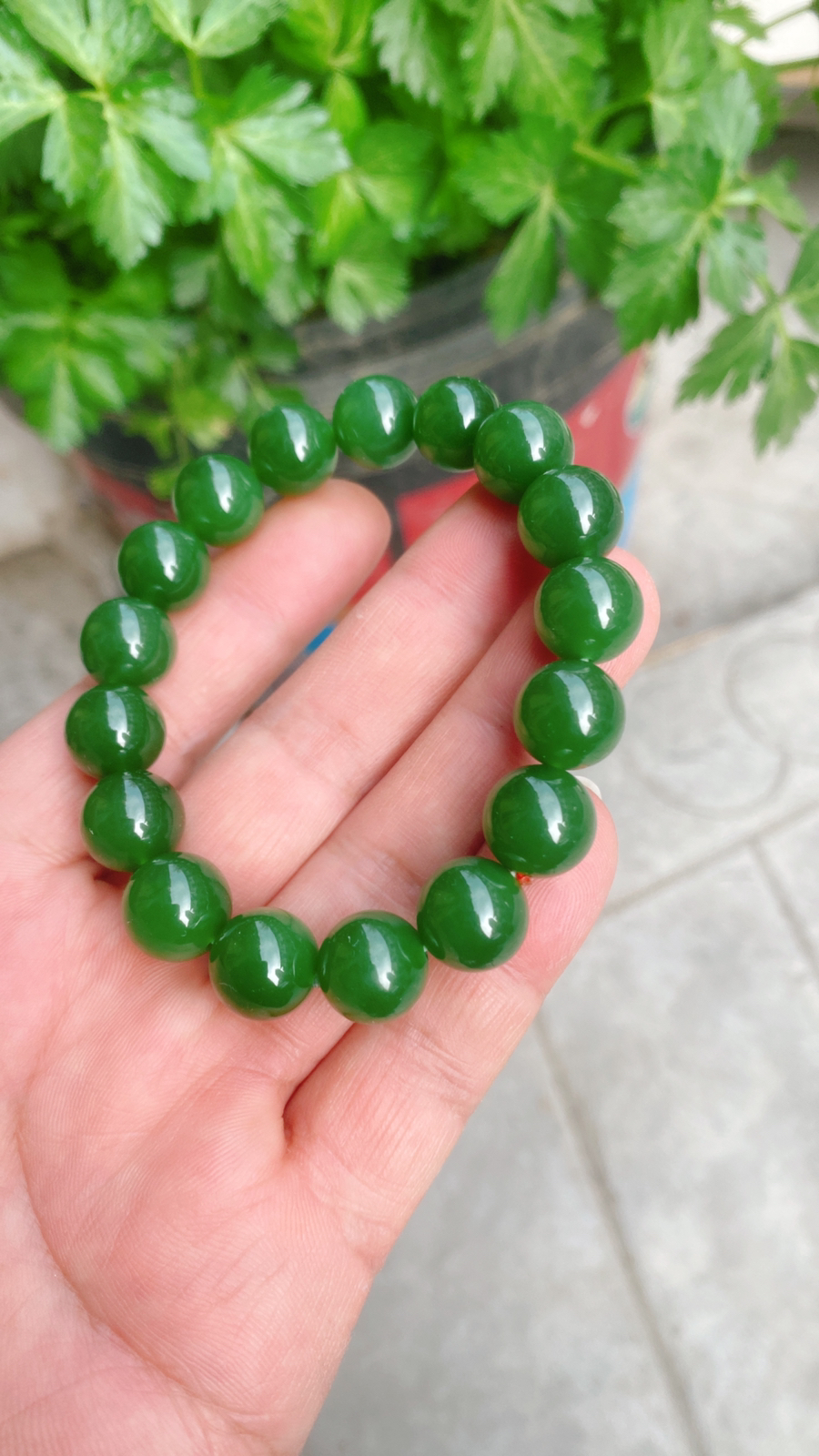精品手串和田玉阳绿俄罗斯碧手串。单颗尺寸12重45.2克 玉质细腻油润底色纯净脂粉好品质好