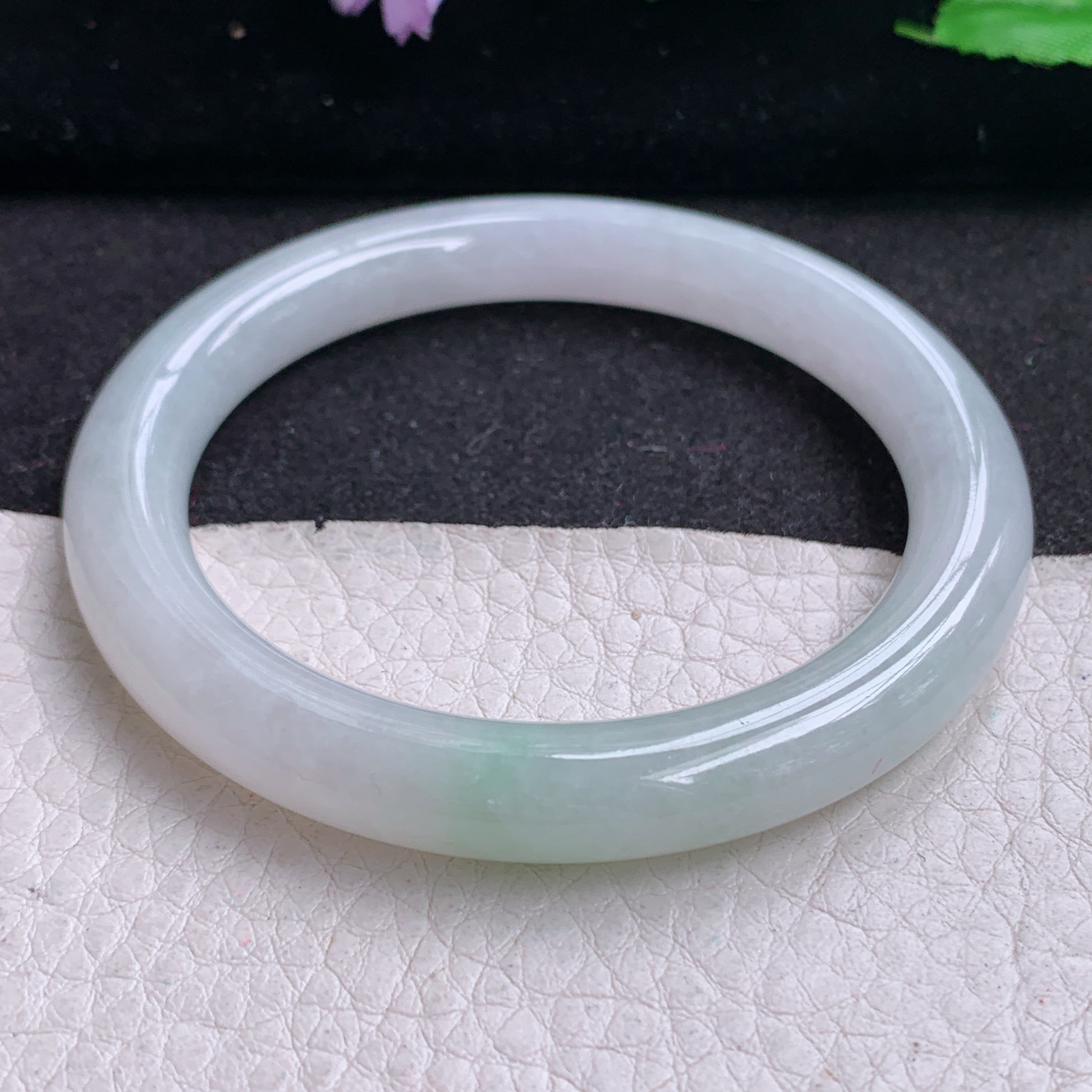 n清新款53*8.5美人镯 天然缅甸翡翠A货胶感飘绿圆条玉手环