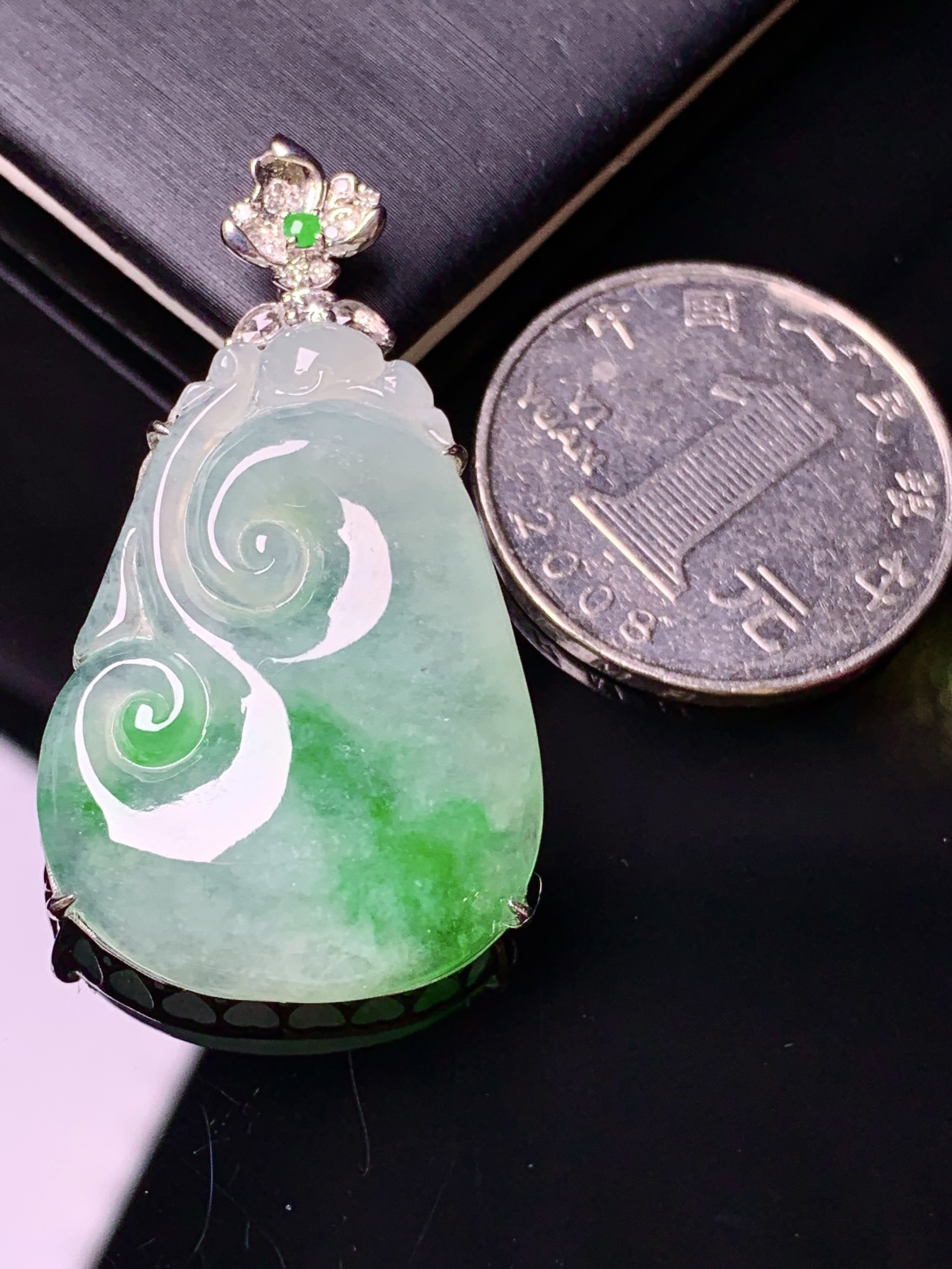 18k金钻镶嵌飘绿如意吊坠 玉质细腻 色泽艳丽清新 水润亮眼 整体尺寸40.8*22.5*6.5