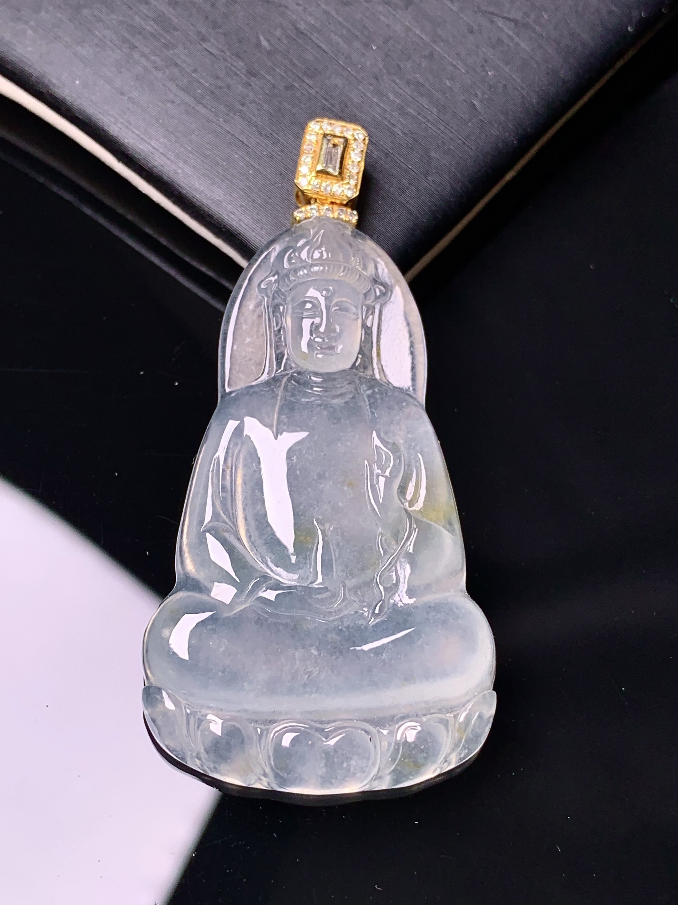 18k金钻镶嵌冰种观音吊坠 玉质细腻 色泽艳丽清新 水润亮眼 整体尺寸51.6*26*4.3