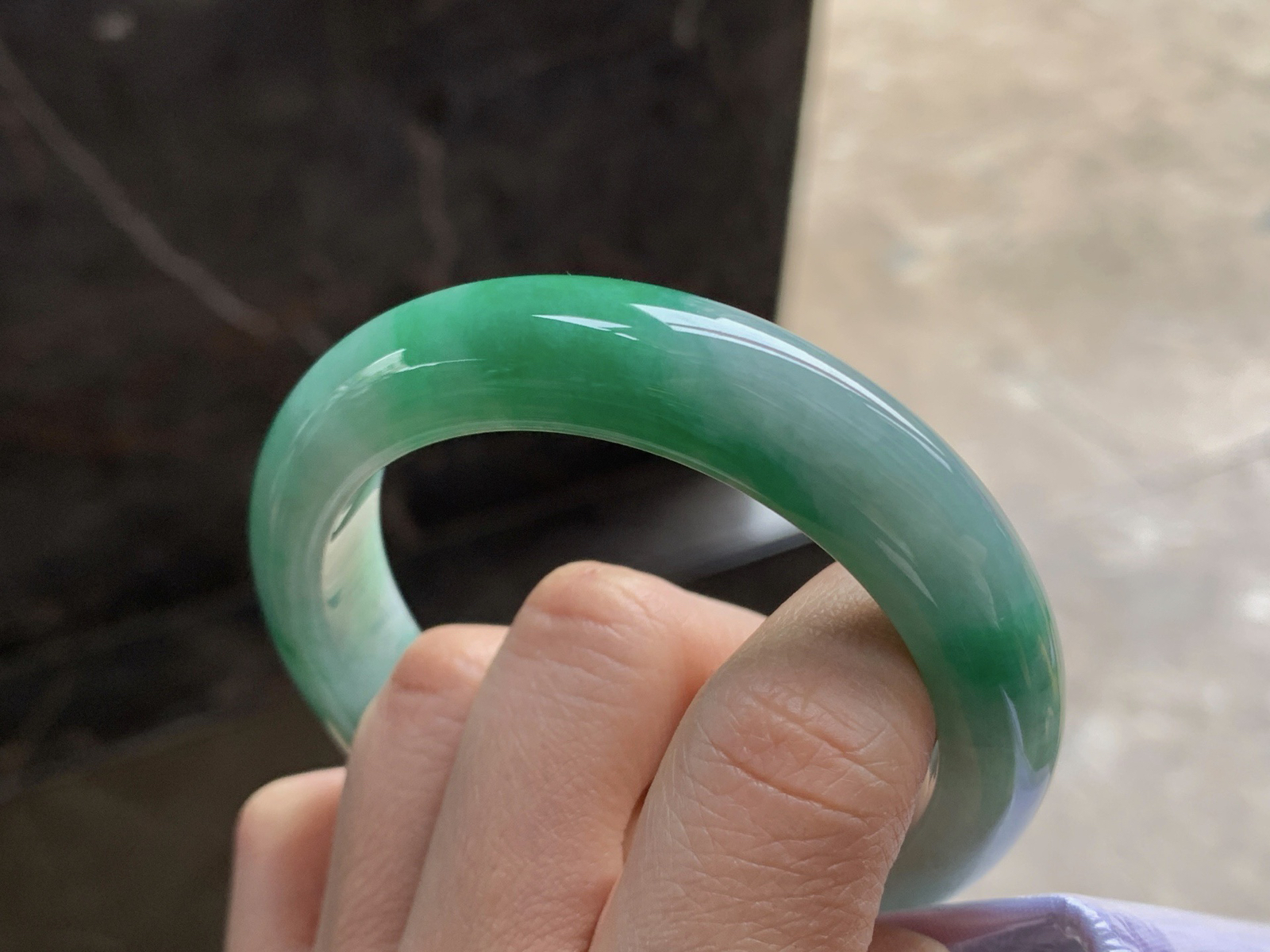 53.5-12.4-9

浓绿色手镯^_^颜色鲜艳 玉质温润