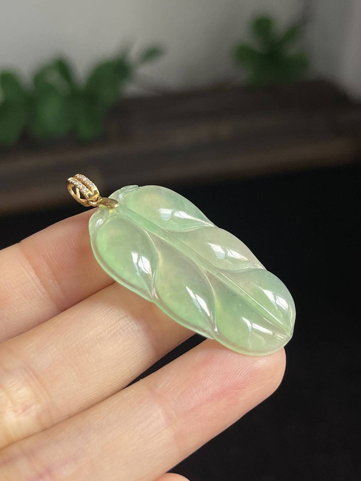 翡翠冰糯种绿色叶子，伴钻石