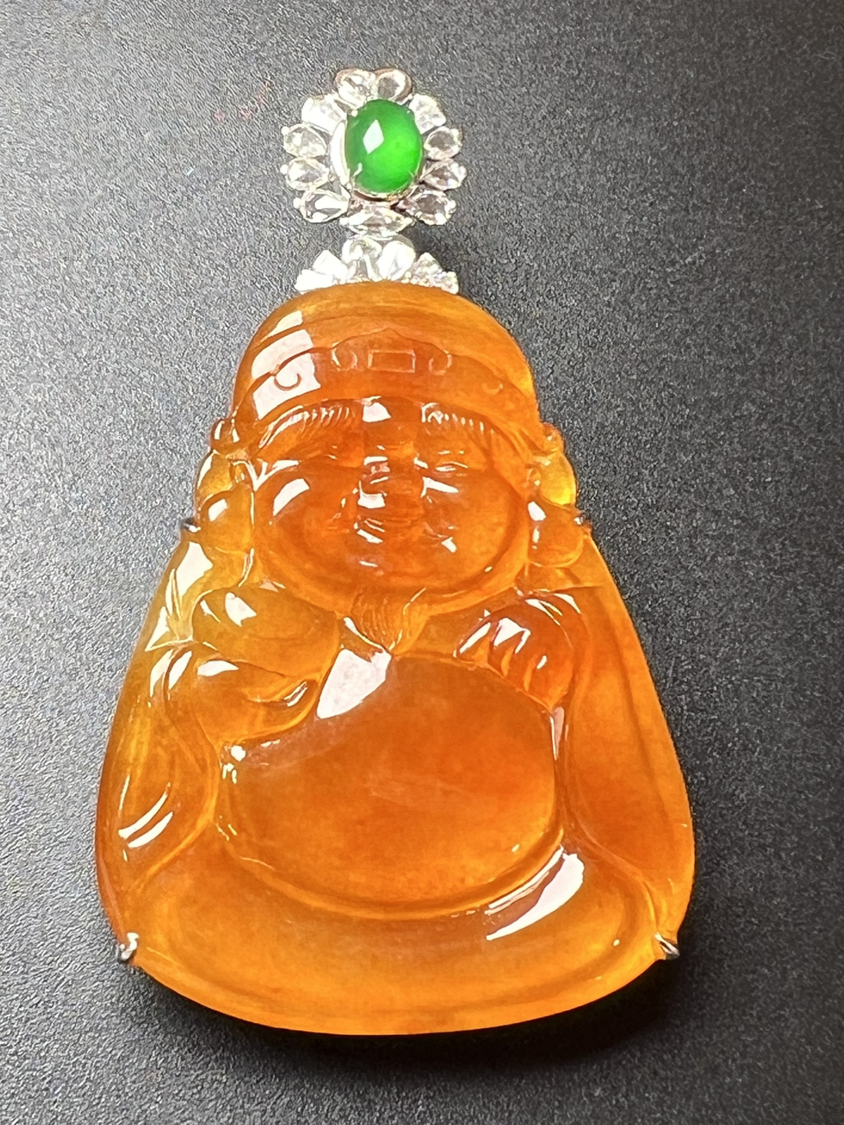 天然黄黄财神白底，质量杠杠滴。整体尺寸59*34.5*11.3。裸石尺寸44.2*34.5*4