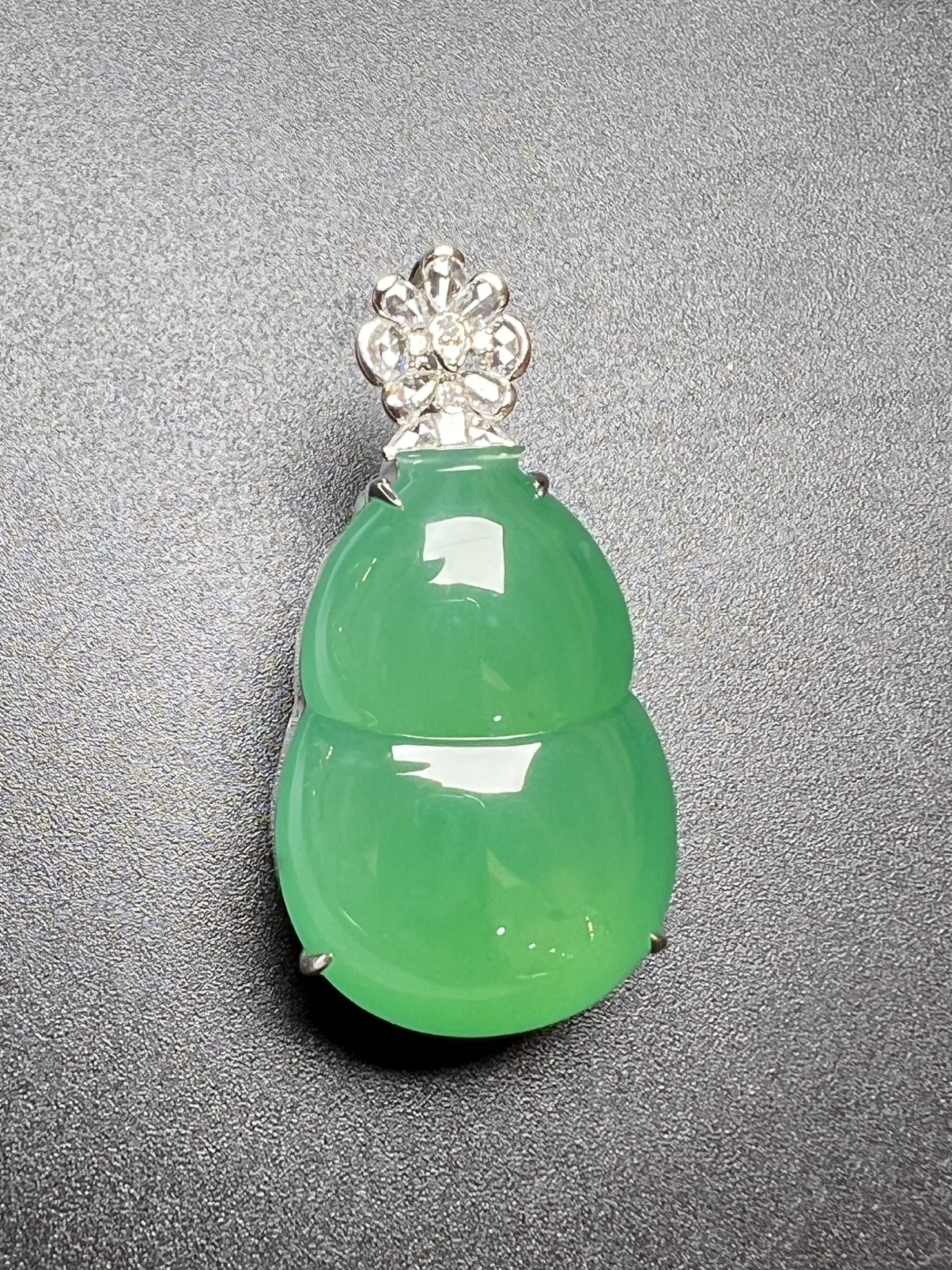 满色葫芦料子细，饱满大个，质量杠杠滴，整体尺寸38.3*19.5*12.9 裸石尺寸28.5*19.5*8.2