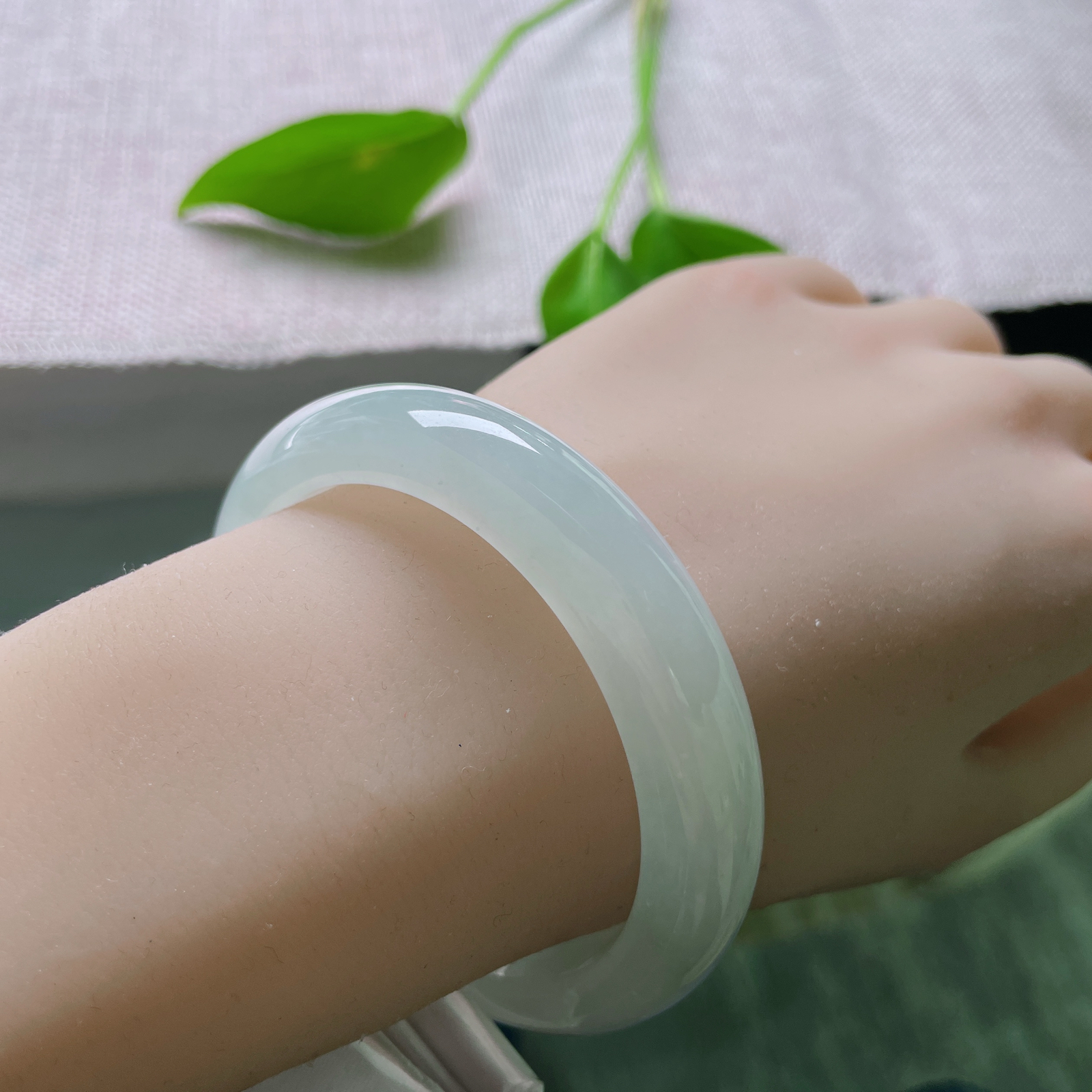 54.8/12.2/8.3淡绿正圈，冰润细腻，种老，爱极了清透水润的质感，岁月静好，完美