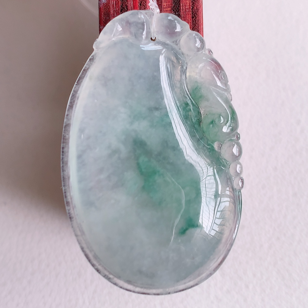 冰飘花福瓜翡翠吊坠，呱呱来财，福气满满的美好寓意，清新自然  沁人心脾，造型独特，清秀高雅  W49.7 尺寸：35.8-22.8-5.2mm