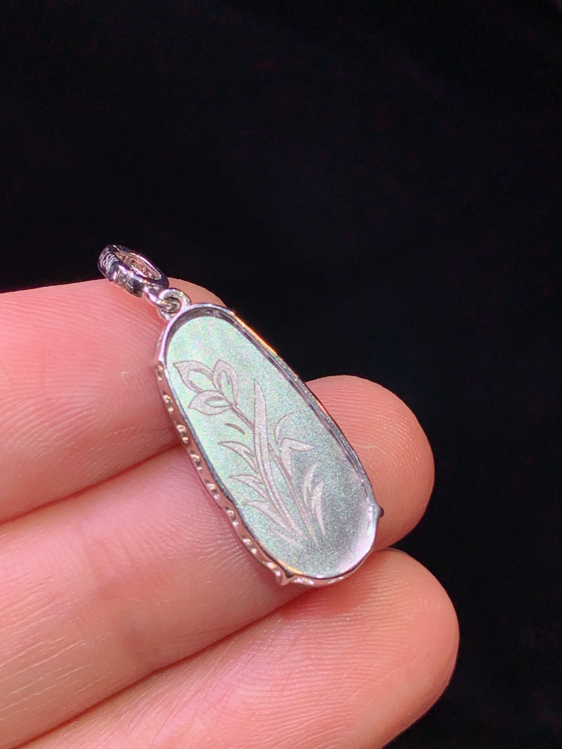 18k金钻镶嵌翠绿如意吊坠 玉质细腻 色泽艳丽清新 水润亮眼 整体尺寸26.8*9*3.8