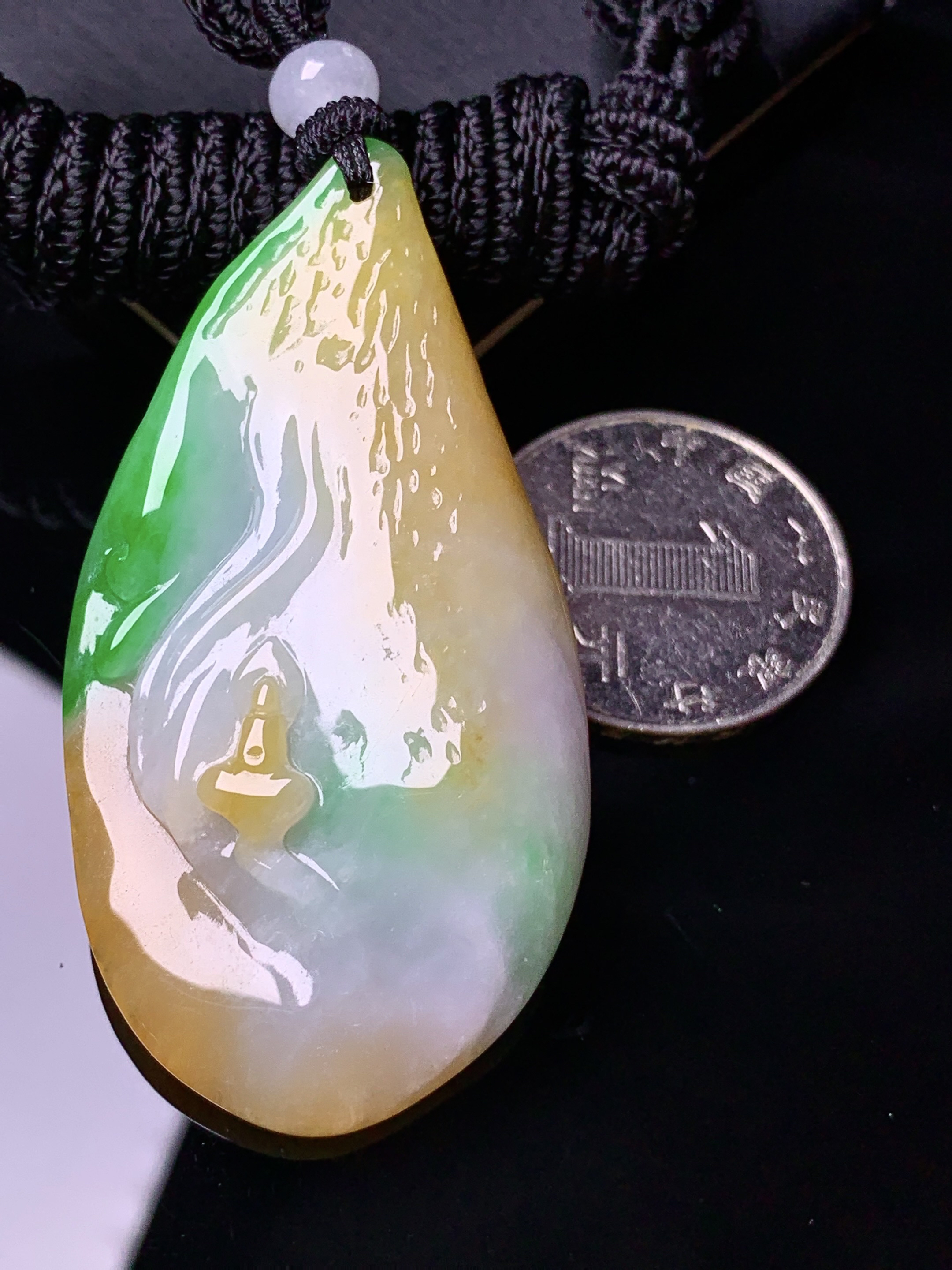 飘黄绿翡悟道吊坠 玉质细腻 色泽艳丽清新 水润亮眼 整体尺寸57.8*30.5*9.3