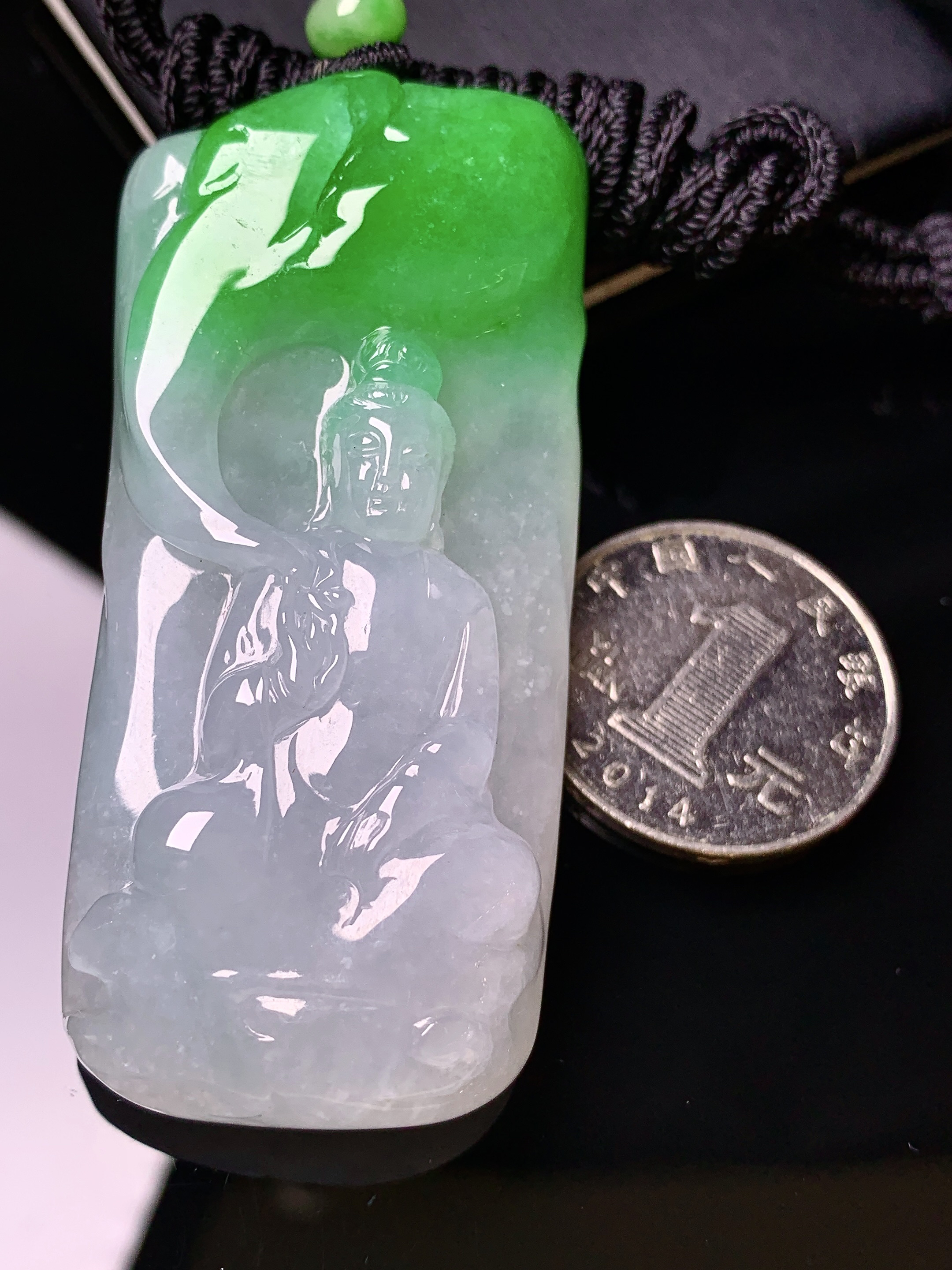 飘绿观音菩萨吊坠 玉质细腻 色泽艳丽清新 水润亮眼 整体尺寸64.2*30*11.8