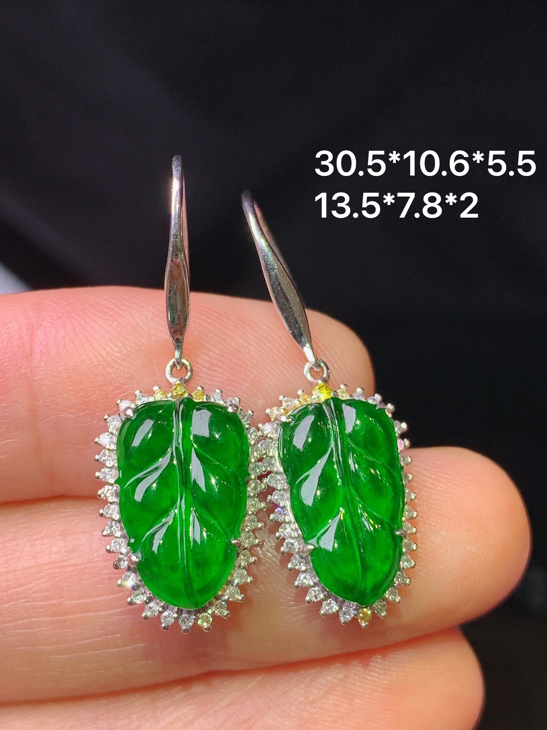 18k金钻镶嵌满绿树叶吊坠 玉质细腻 色泽艳丽清新 水润亮眼 整体尺寸30.5*10.6*5.5
