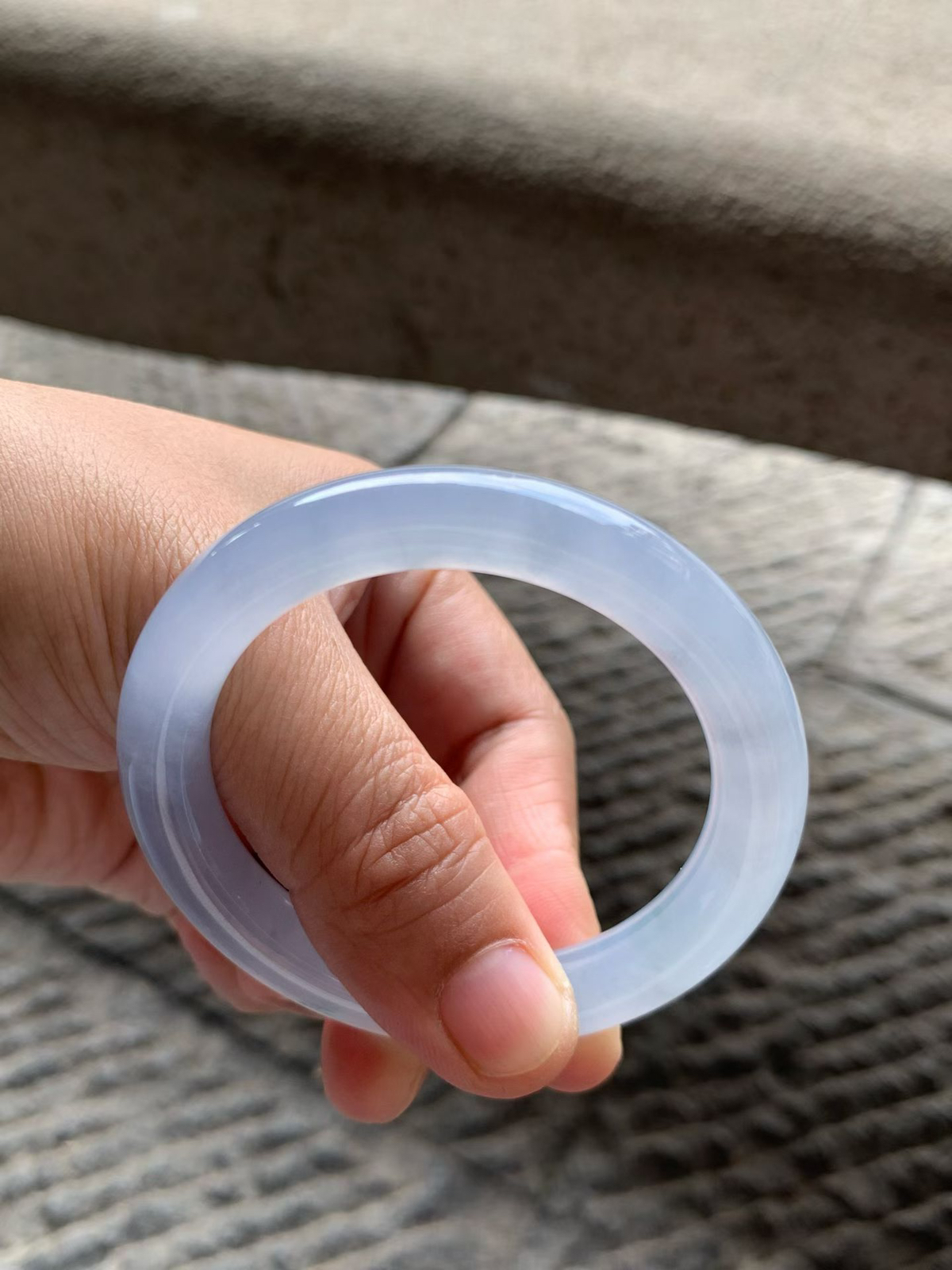 冰种紫罗兰飘花圆条手镯
尺寸51.5*9.8*9  整体冰透莹润质感，底子纯净细腻，胶胶润润的，水足充盈，光感清亮灵动，色泽均匀柔和，上手清透素雅，微细纹！