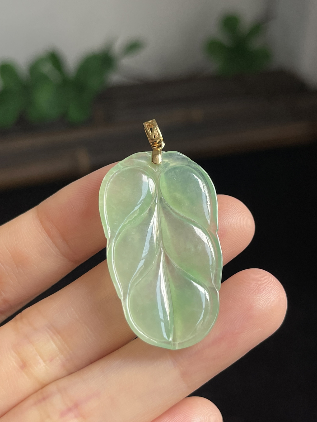 翡翠冰糯种绿色叶子，伴钻石