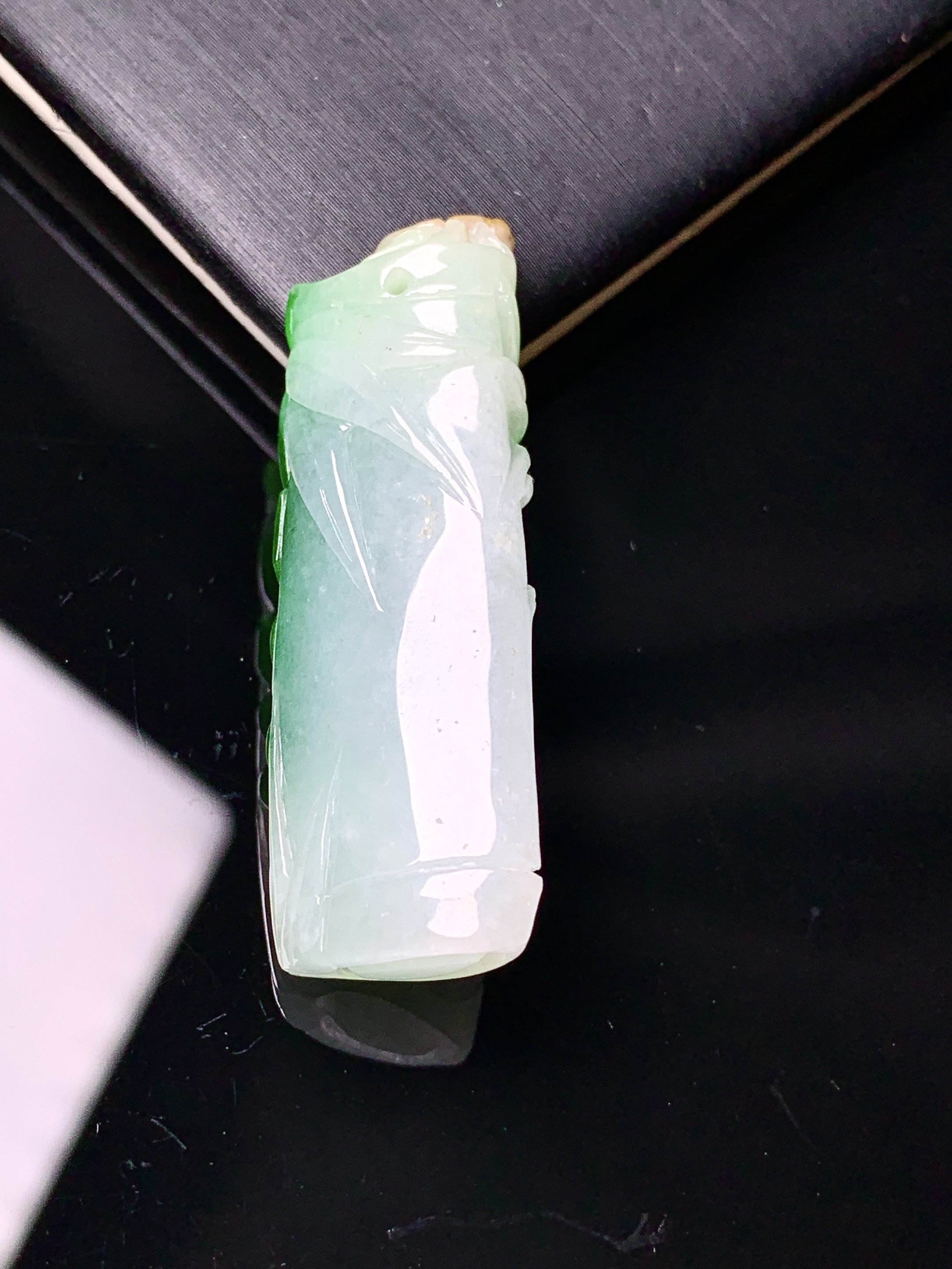 飘绿竹节吊坠 玉质细腻 色泽艳丽清新 水润亮眼 整体尺寸37.5*14*10