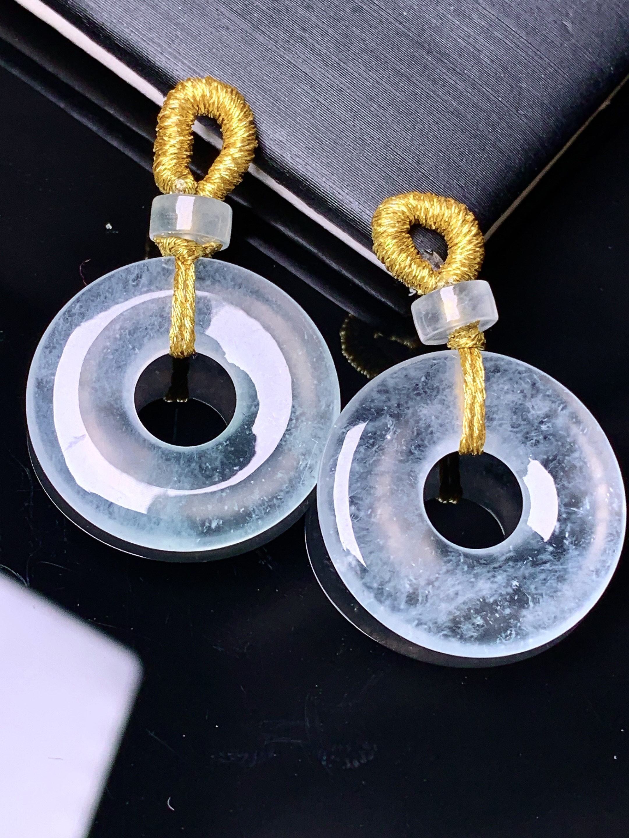 冰种平安扣一对 玉质细腻 色泽艳丽清新 水润亮眼 整体尺寸21.5*2.6