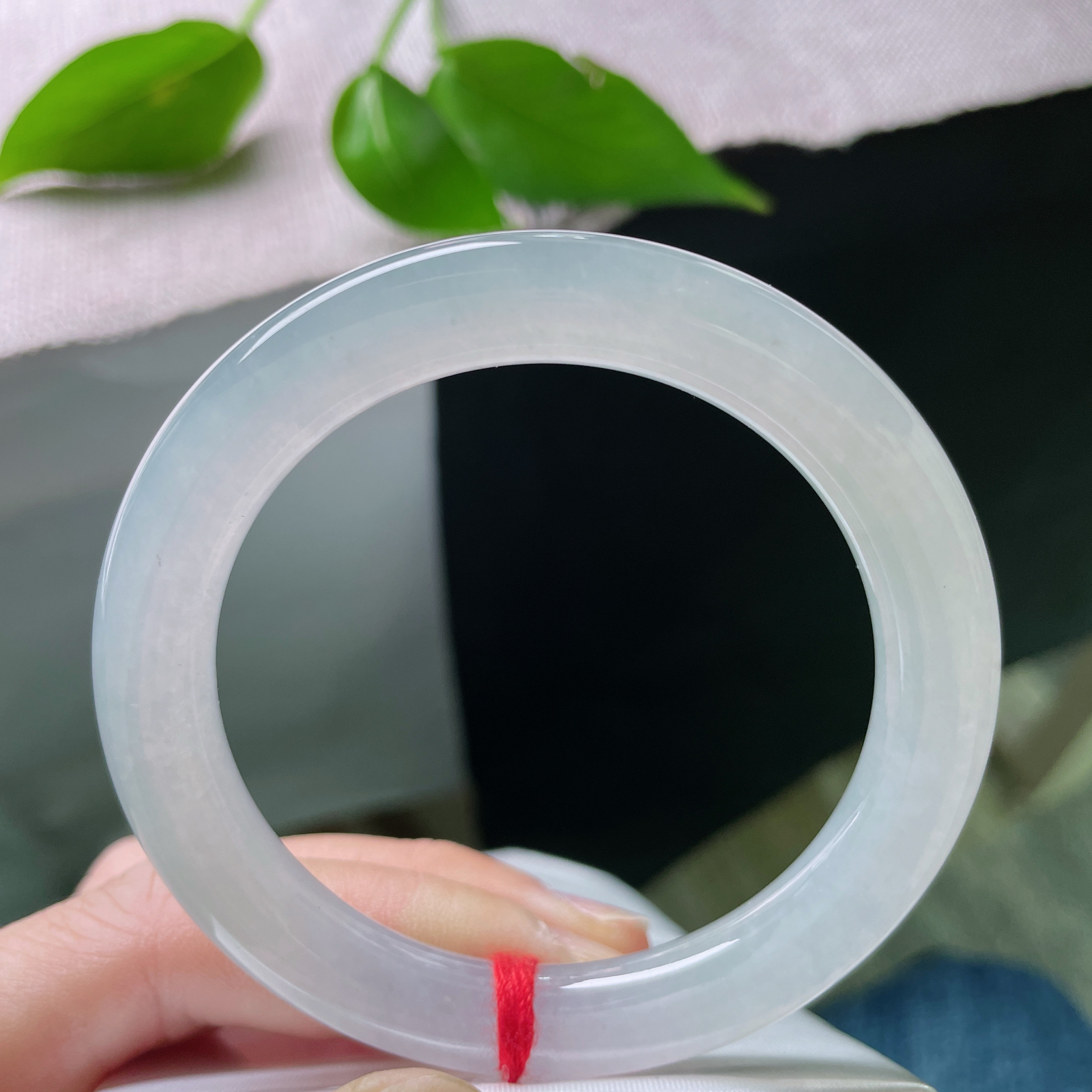 55.7/9.6白冰圆条，冰润细腻，种老水足，冰青玉洁，婉间风情，完美