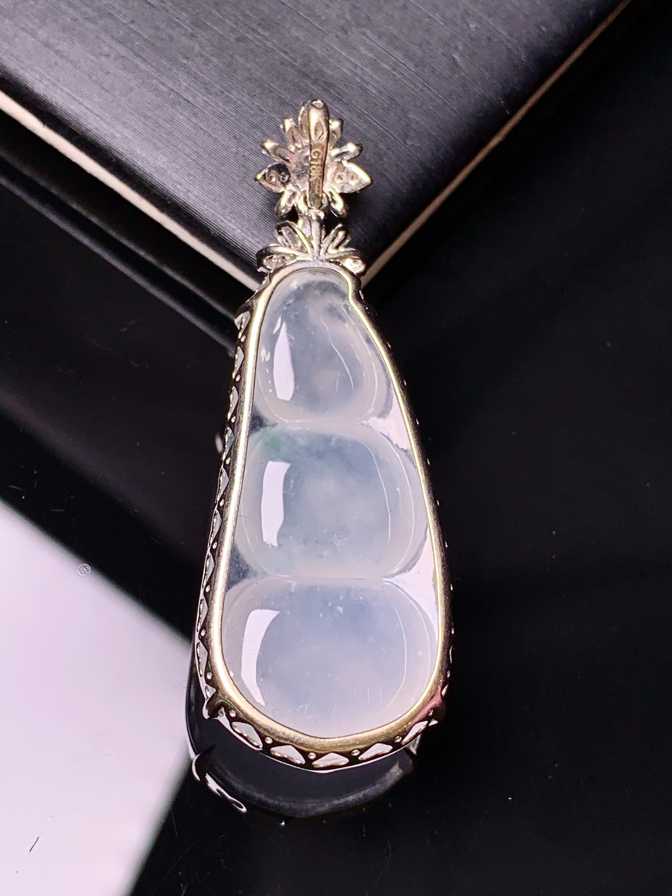 18k金钻镶嵌冰种四季豆吊坠 玉质细腻 色泽艳丽清新 水润亮眼 整体尺寸46*16.3*8.2