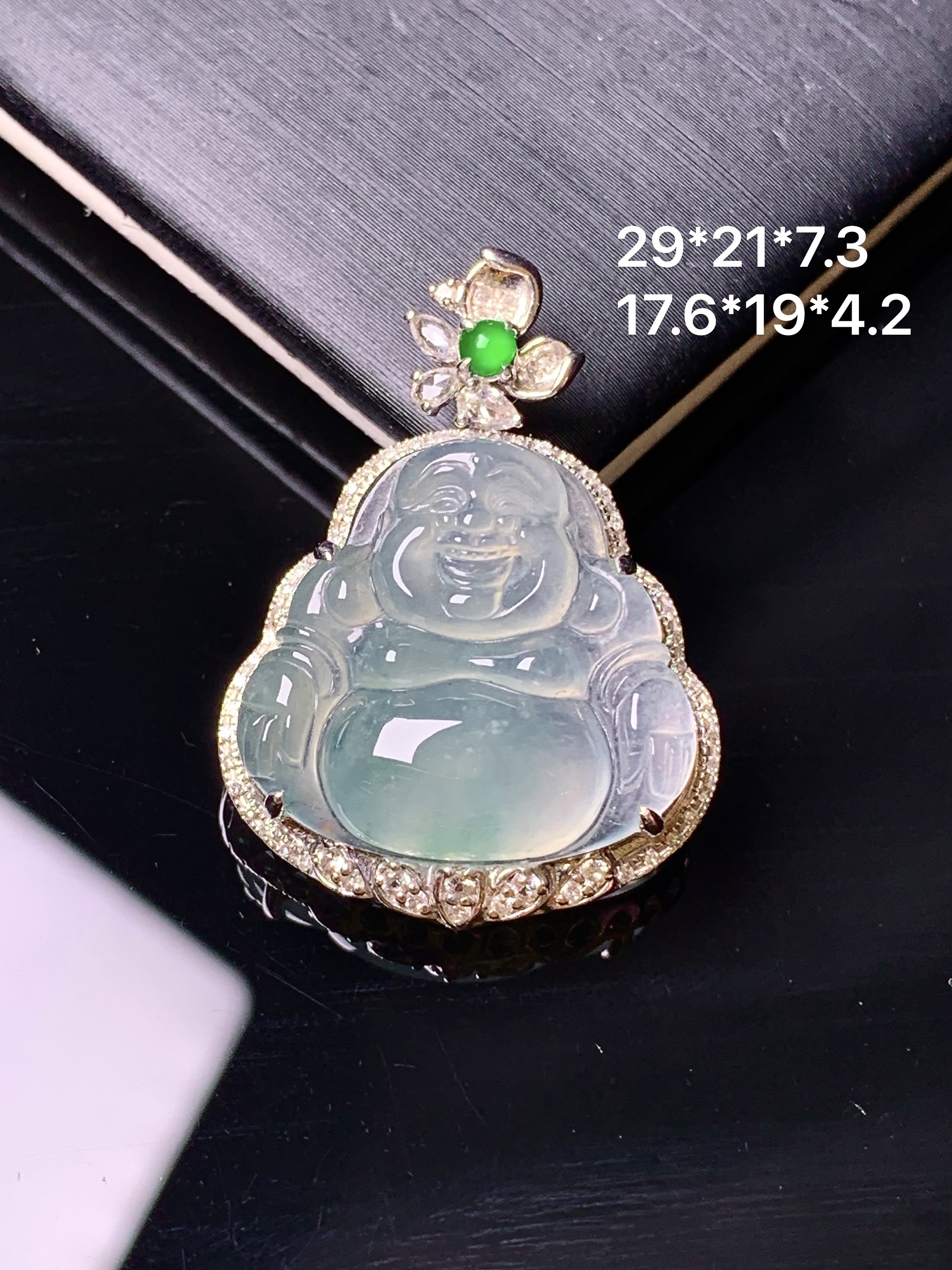 18k金钻镶嵌冰种佛公吊坠 玉质细腻 色泽艳丽清新 水润亮眼 整体尺寸29*21*7.3