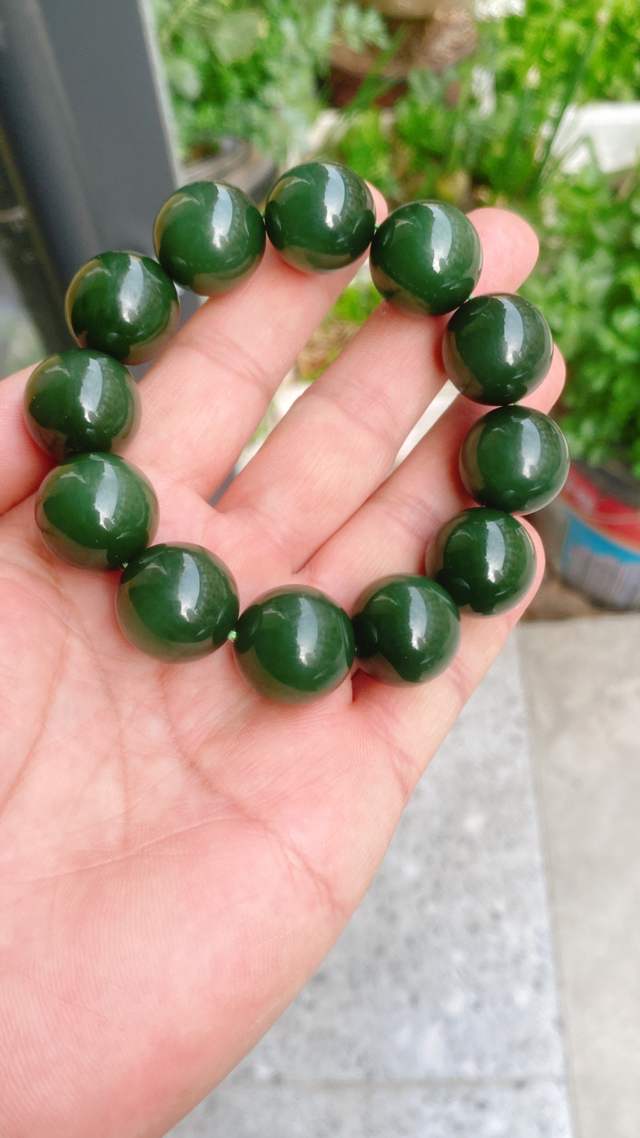 收藏品和田玉冰底菠菜绿俄罗斯碧手串。单颗尺寸18重110.2克 无界无杂玉质细腻油润底色纯净脂粉好品质好