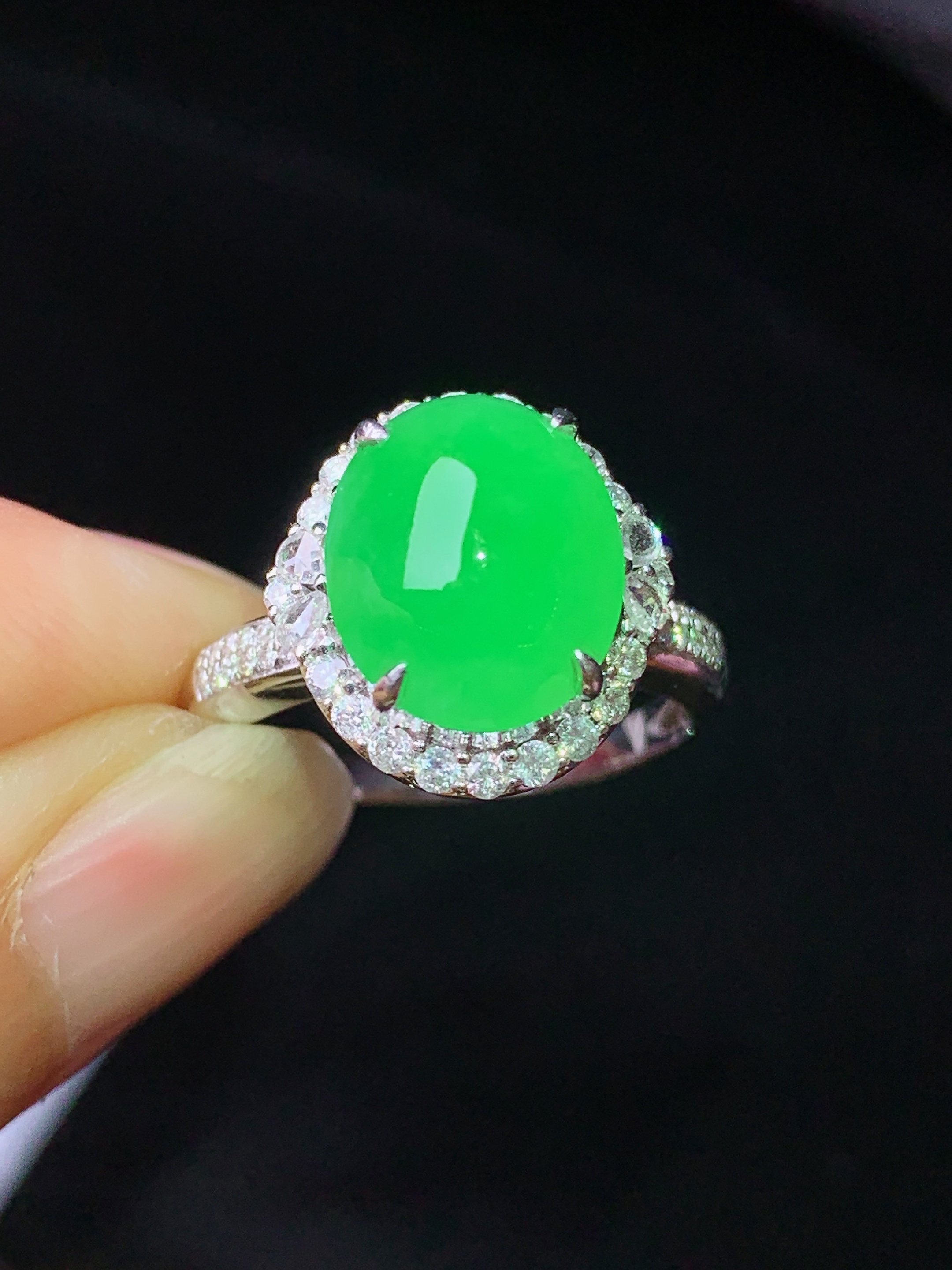 18k金钻镶嵌翠绿蛋面戒指 玉质细腻 色泽艳丽清新 水润亮眼 圈口14 整体尺寸13.8*13.2*
